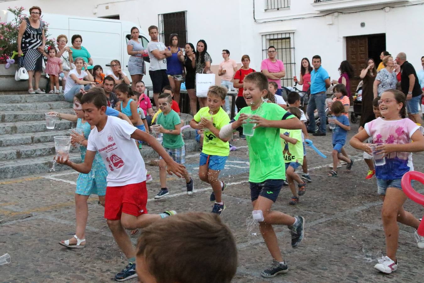 El popular barrio de 'Santa Catalina' vivió, ayer, la primera jornada de su tradicional velá con un gran ambiente festivo en el que pequeños y mayores disfrutaron de tradición, fiesta y música con los juegos infantiles y la actuación de 'Licor 43'.