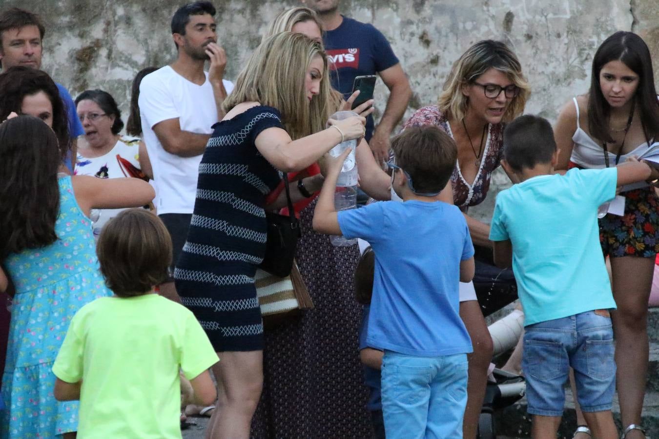 El popular barrio de 'Santa Catalina' vivió, ayer, la primera jornada de su tradicional velá con un gran ambiente festivo en el que pequeños y mayores disfrutaron de tradición, fiesta y música con los juegos infantiles y la actuación de 'Licor 43'.