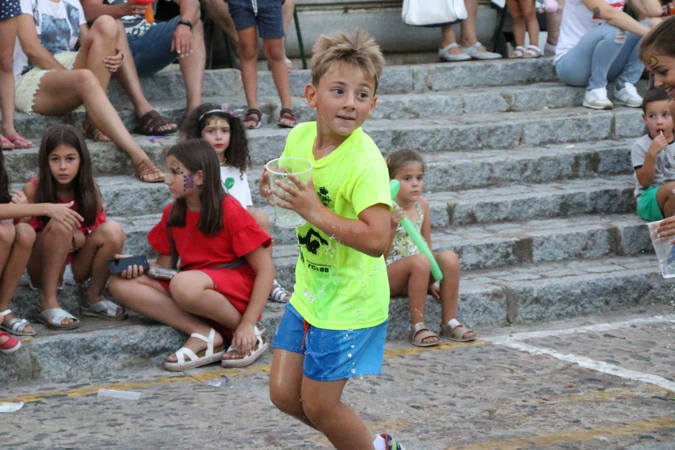 El popular barrio de 'Santa Catalina' vivió, ayer, la primera jornada de su tradicional velá con un gran ambiente festivo en el que pequeños y mayores disfrutaron de tradición, fiesta y música con los juegos infantiles y la actuación de 'Licor 43'.