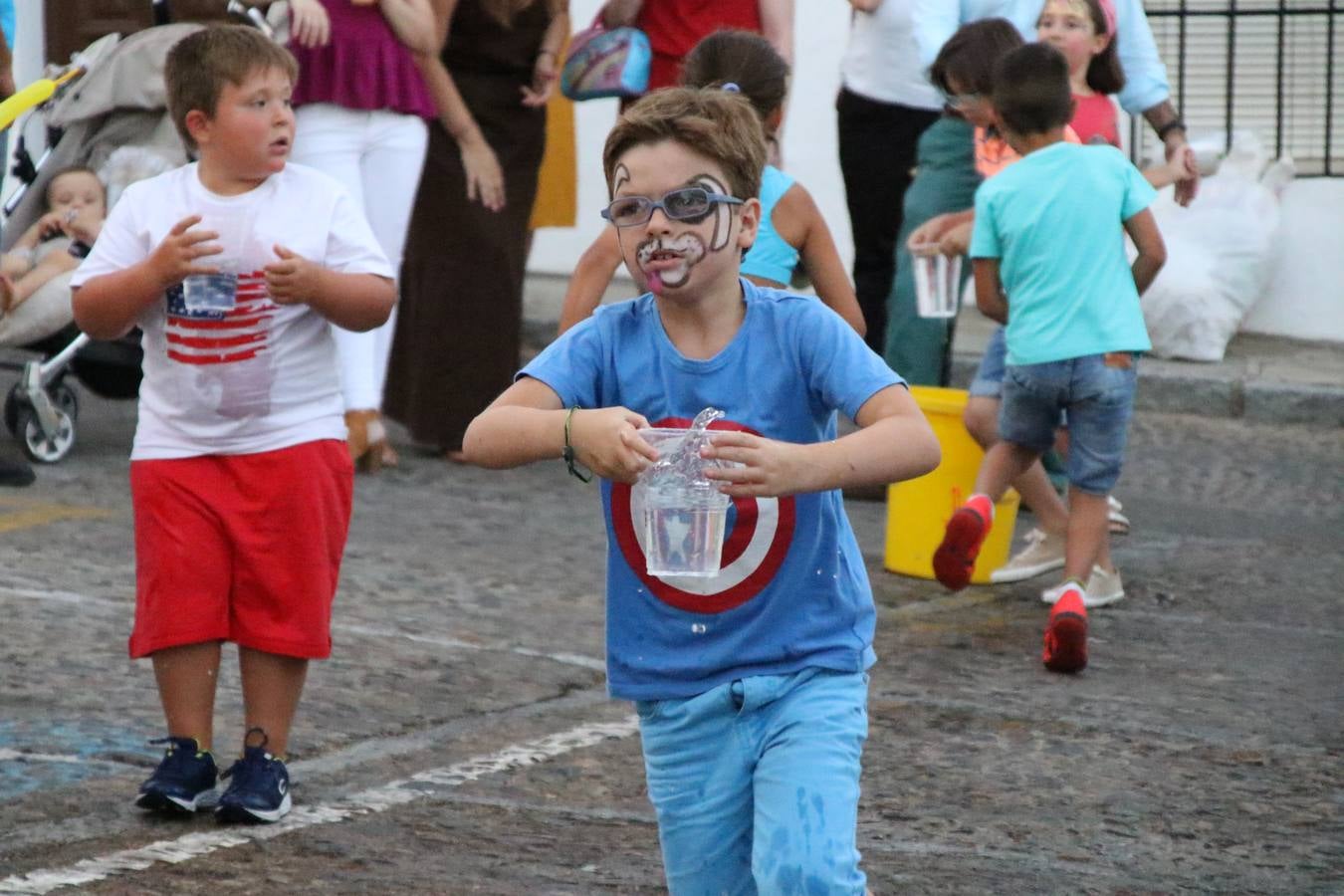 El popular barrio de 'Santa Catalina' vivió, ayer, la primera jornada de su tradicional velá con un gran ambiente festivo en el que pequeños y mayores disfrutaron de tradición, fiesta y música con los juegos infantiles y la actuación de 'Licor 43'.