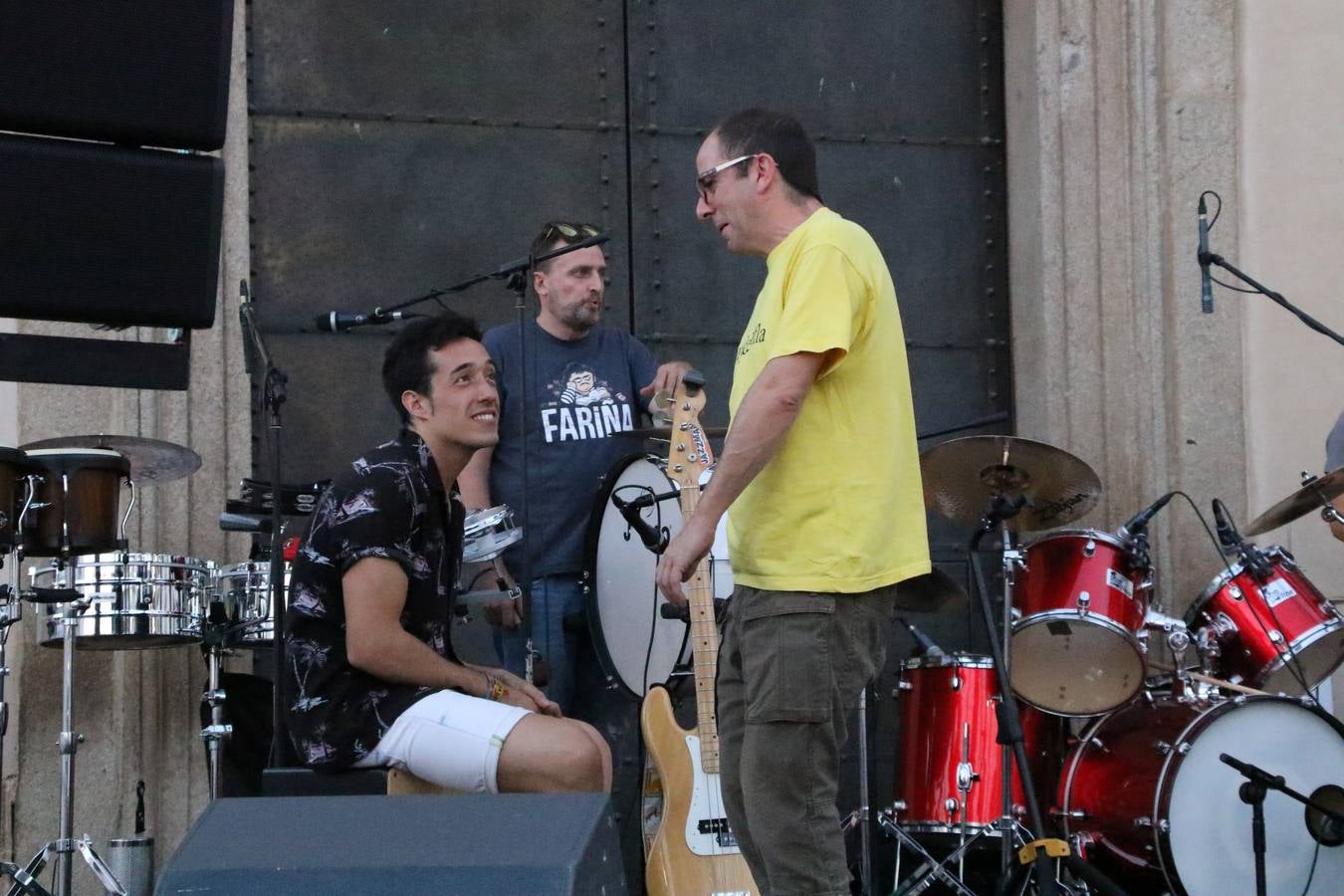 El popular barrio de 'Santa Catalina' vivió, ayer, la primera jornada de su tradicional velá con un gran ambiente festivo en el que pequeños y mayores disfrutaron de tradición, fiesta y música con los juegos infantiles y la actuación de 'Licor 43'.