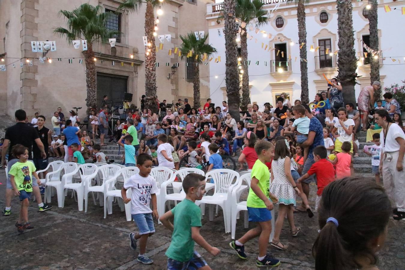 El popular barrio de 'Santa Catalina' vivió, ayer, la primera jornada de su tradicional velá con un gran ambiente festivo en el que pequeños y mayores disfrutaron de tradición, fiesta y música con los juegos infantiles y la actuación de 'Licor 43'.