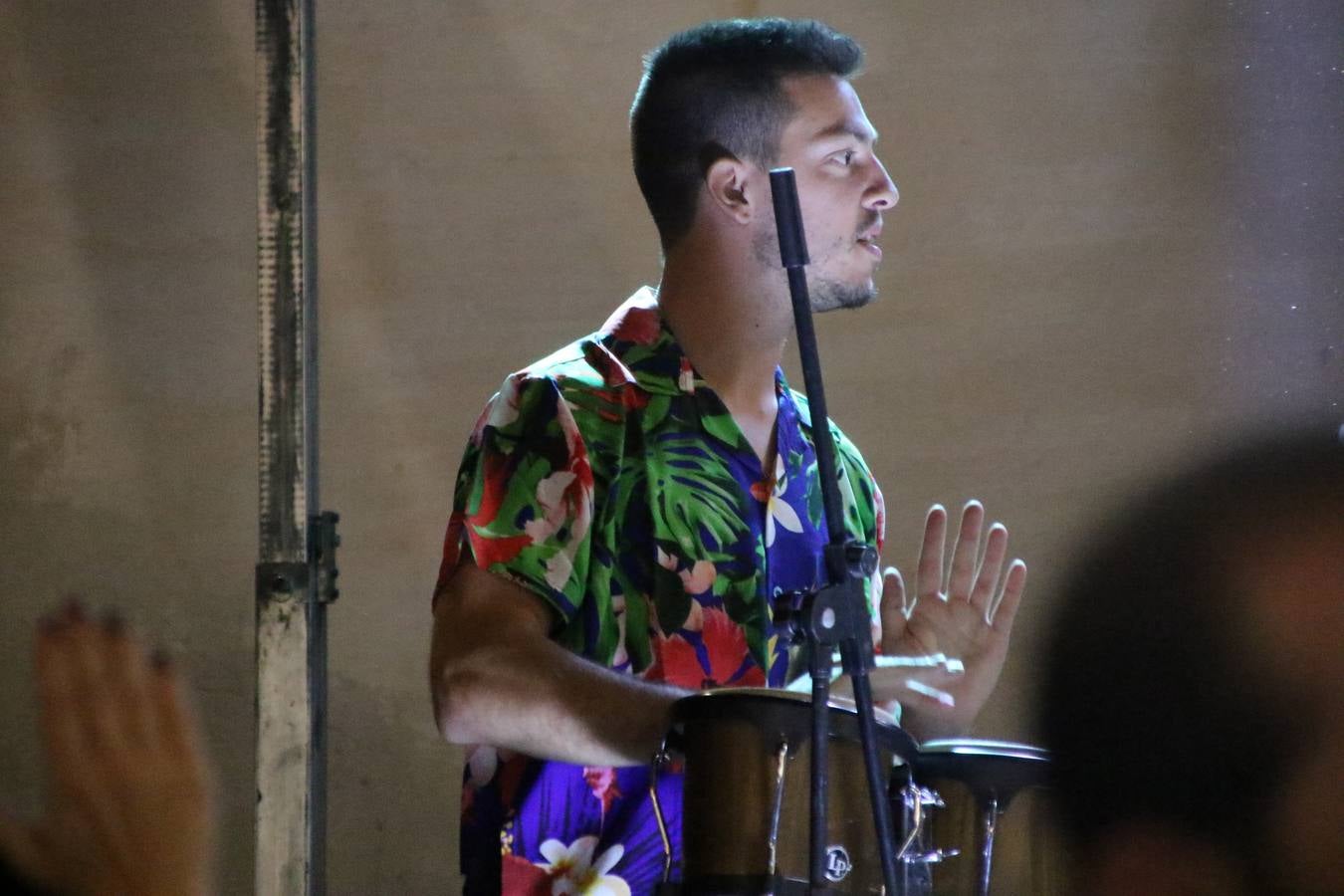 El popular barrio de 'Santa Catalina' vivió, ayer, la primera jornada de su tradicional velá con un gran ambiente festivo en el que pequeños y mayores disfrutaron de tradición, fiesta y música con los juegos infantiles y la actuación de 'Licor 43'.