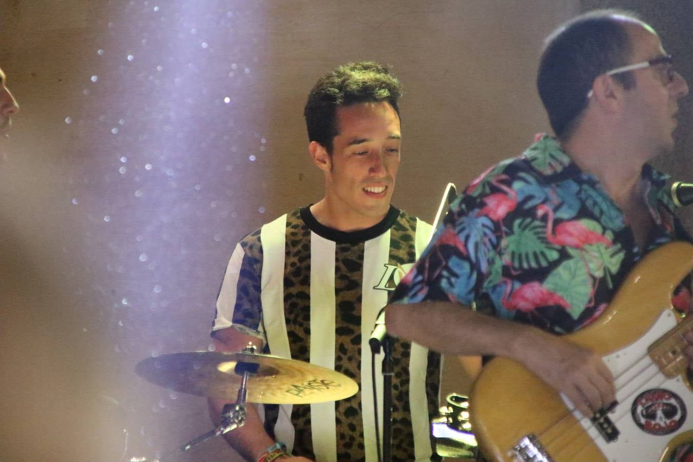 El popular barrio de 'Santa Catalina' vivió, ayer, la primera jornada de su tradicional velá con un gran ambiente festivo en el que pequeños y mayores disfrutaron de tradición, fiesta y música con los juegos infantiles y la actuación de 'Licor 43'.