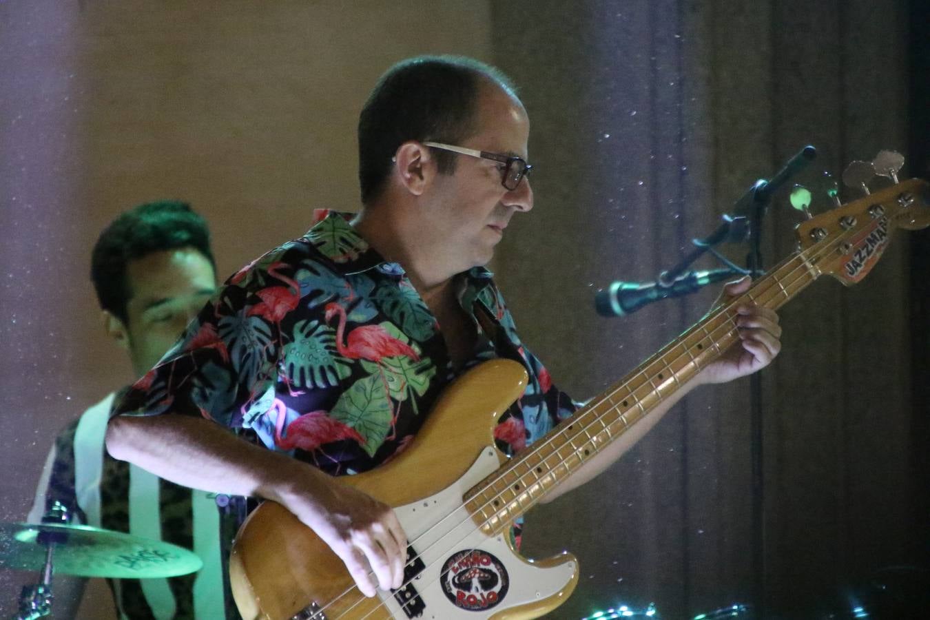 El popular barrio de 'Santa Catalina' vivió, ayer, la primera jornada de su tradicional velá con un gran ambiente festivo en el que pequeños y mayores disfrutaron de tradición, fiesta y música con los juegos infantiles y la actuación de 'Licor 43'.