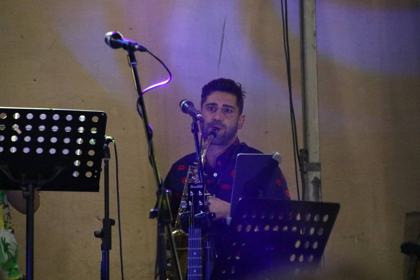 El popular barrio de 'Santa Catalina' vivió, ayer, la primera jornada de su tradicional velá con un gran ambiente festivo en el que pequeños y mayores disfrutaron de tradición, fiesta y música con los juegos infantiles y la actuación de 'Licor 43'.