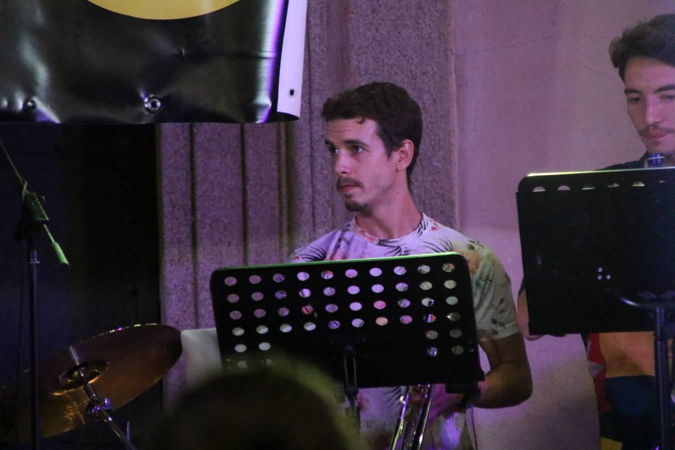 El popular barrio de 'Santa Catalina' vivió, ayer, la primera jornada de su tradicional velá con un gran ambiente festivo en el que pequeños y mayores disfrutaron de tradición, fiesta y música con los juegos infantiles y la actuación de 'Licor 43'.