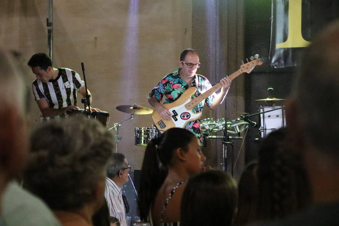 El popular barrio de 'Santa Catalina' vivió, ayer, la primera jornada de su tradicional velá con un gran ambiente festivo en el que pequeños y mayores disfrutaron de tradición, fiesta y música con los juegos infantiles y la actuación de 'Licor 43'.