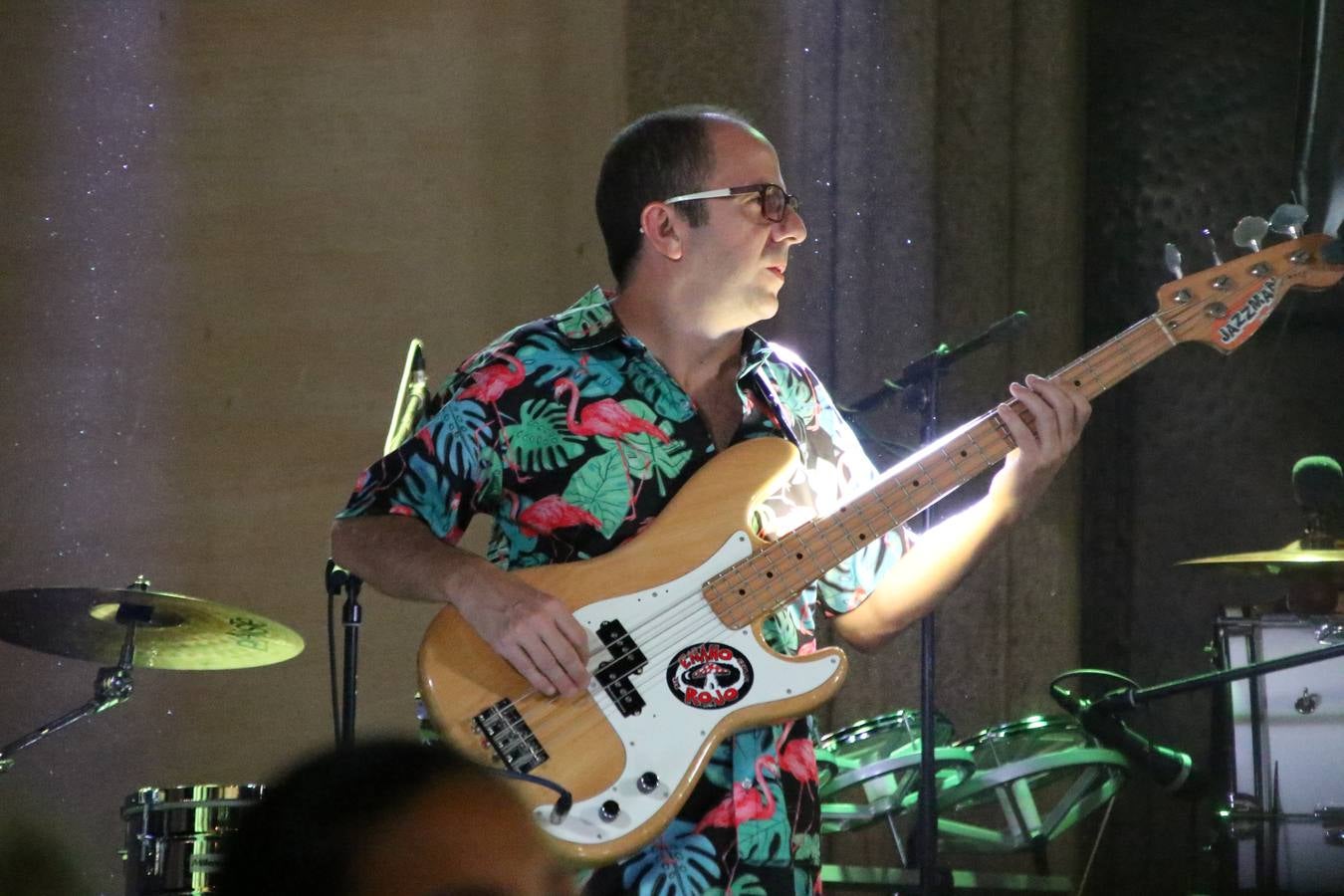 El popular barrio de 'Santa Catalina' vivió, ayer, la primera jornada de su tradicional velá con un gran ambiente festivo en el que pequeños y mayores disfrutaron de tradición, fiesta y música con los juegos infantiles y la actuación de 'Licor 43'.