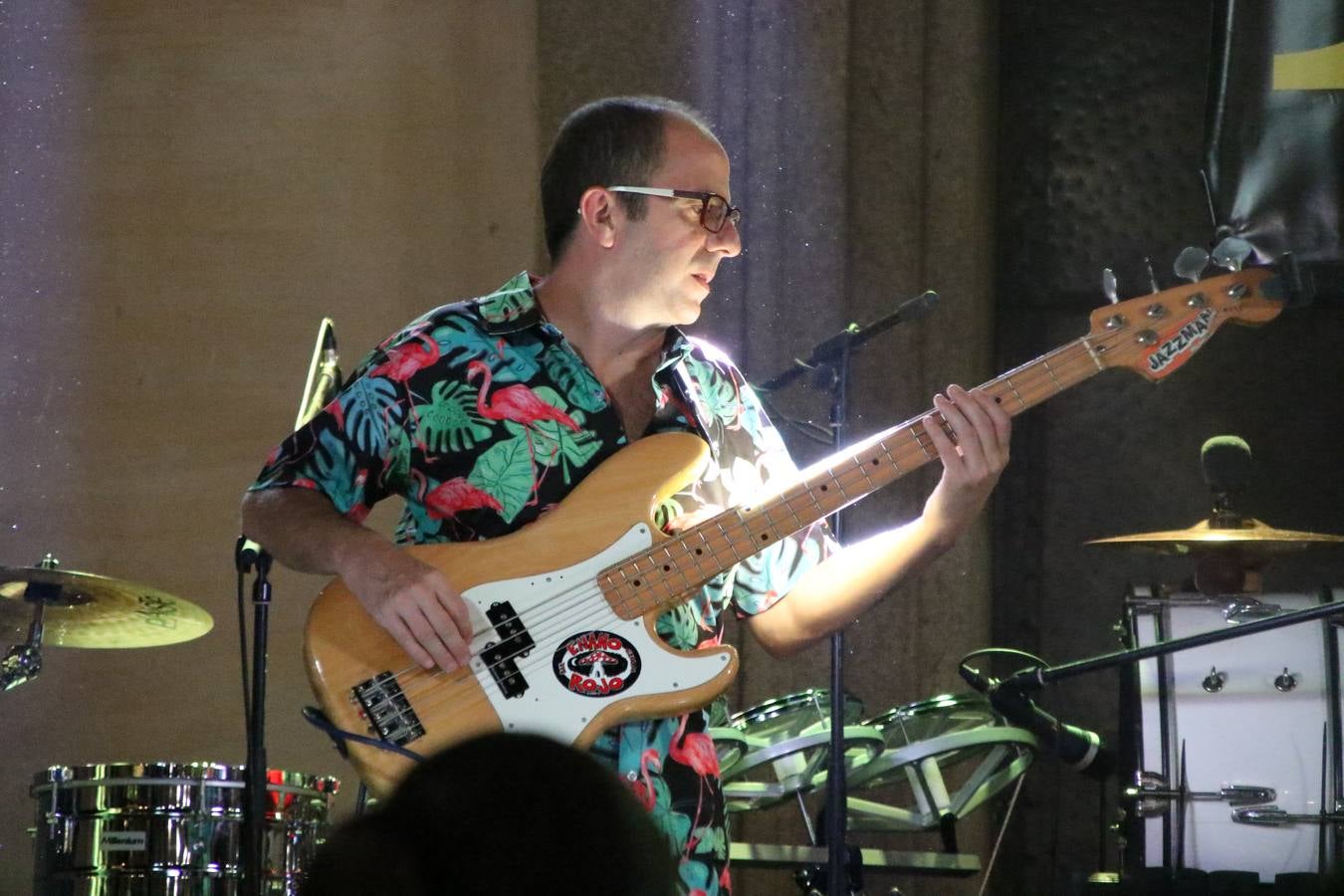 El popular barrio de 'Santa Catalina' vivió, ayer, la primera jornada de su tradicional velá con un gran ambiente festivo en el que pequeños y mayores disfrutaron de tradición, fiesta y música con los juegos infantiles y la actuación de 'Licor 43'.