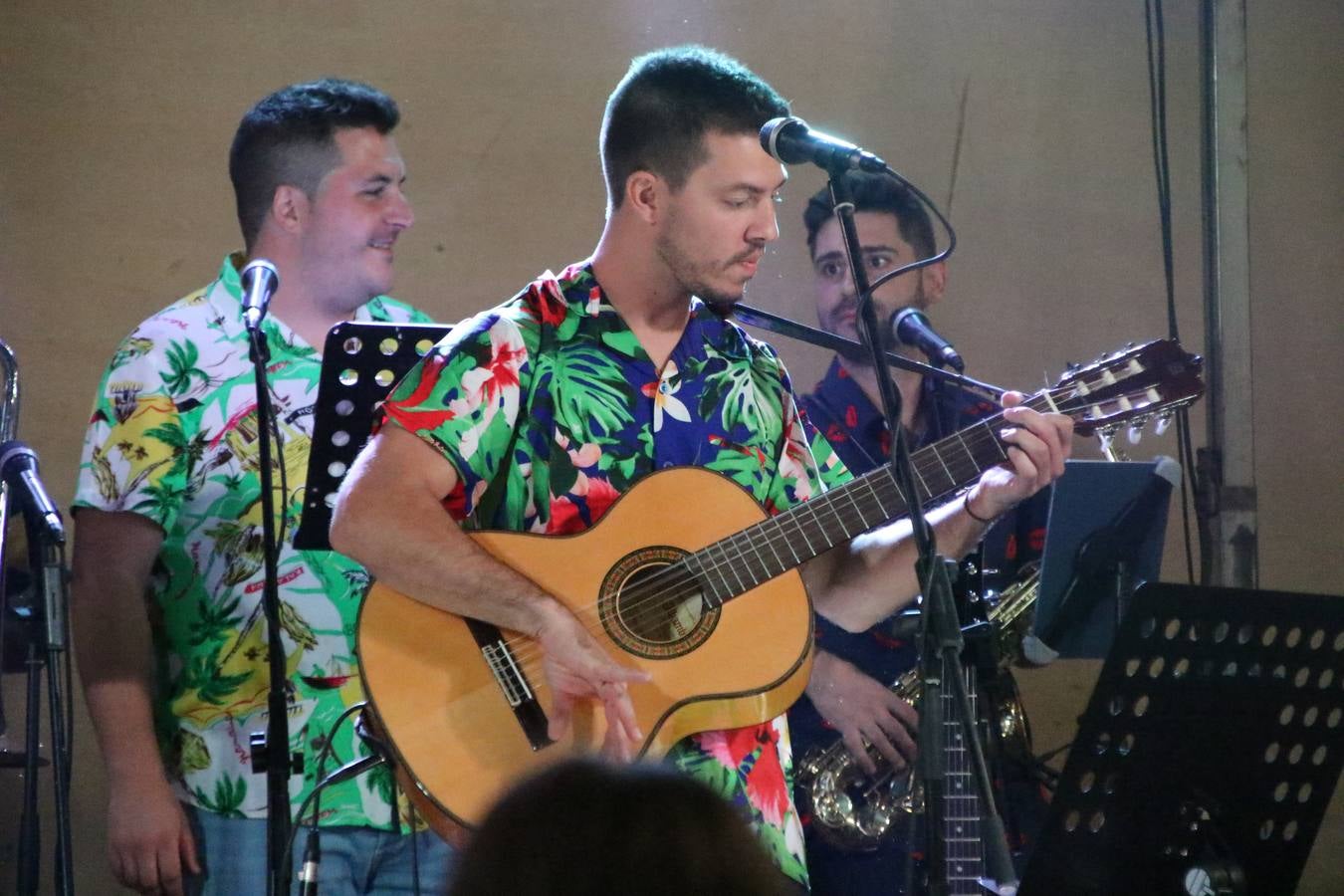 El popular barrio de 'Santa Catalina' vivió, ayer, la primera jornada de su tradicional velá con un gran ambiente festivo en el que pequeños y mayores disfrutaron de tradición, fiesta y música con los juegos infantiles y la actuación de 'Licor 43'.