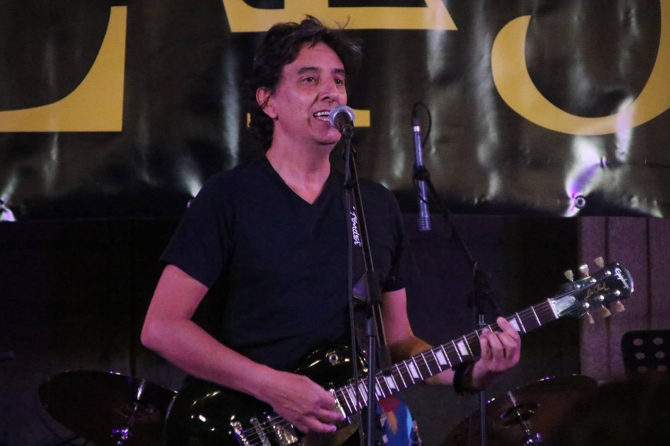 El popular barrio de 'Santa Catalina' vivió, ayer, la primera jornada de su tradicional velá con un gran ambiente festivo en el que pequeños y mayores disfrutaron de tradición, fiesta y música con los juegos infantiles y la actuación de 'Licor 43'.