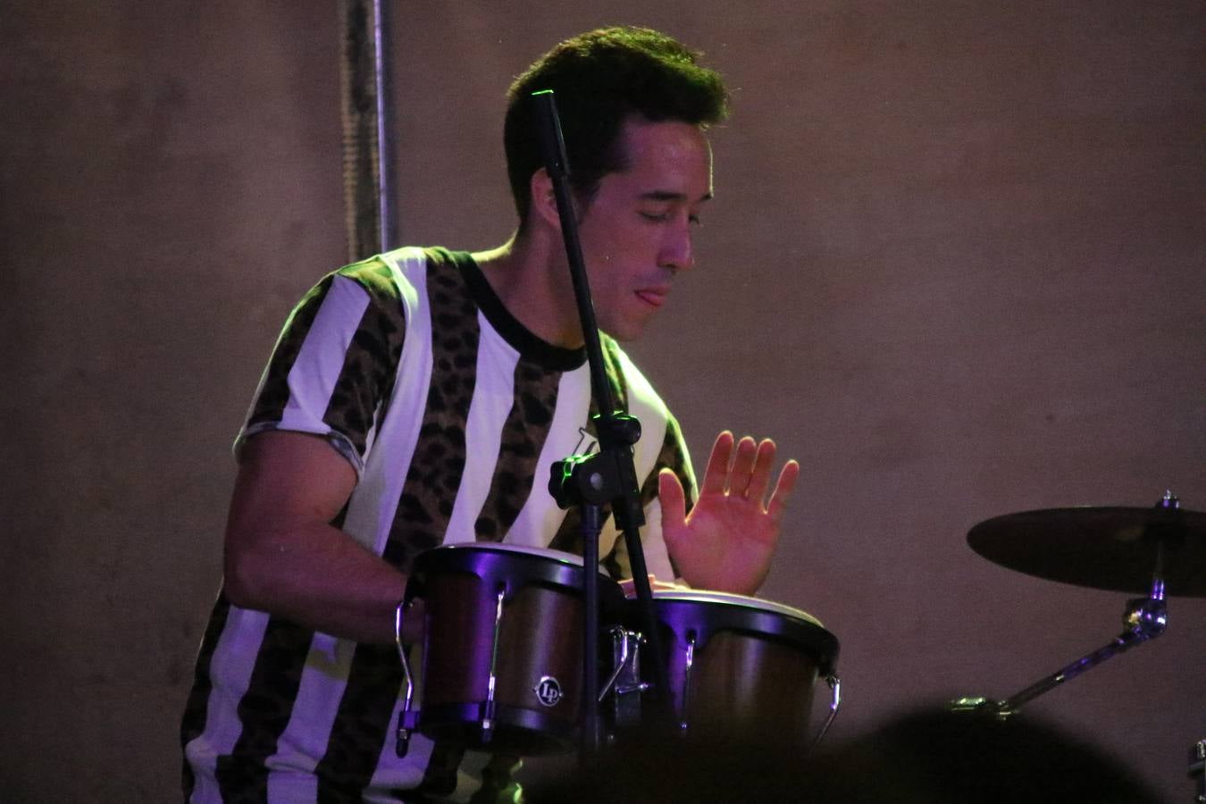 El popular barrio de 'Santa Catalina' vivió, ayer, la primera jornada de su tradicional velá con un gran ambiente festivo en el que pequeños y mayores disfrutaron de tradición, fiesta y música con los juegos infantiles y la actuación de 'Licor 43'.