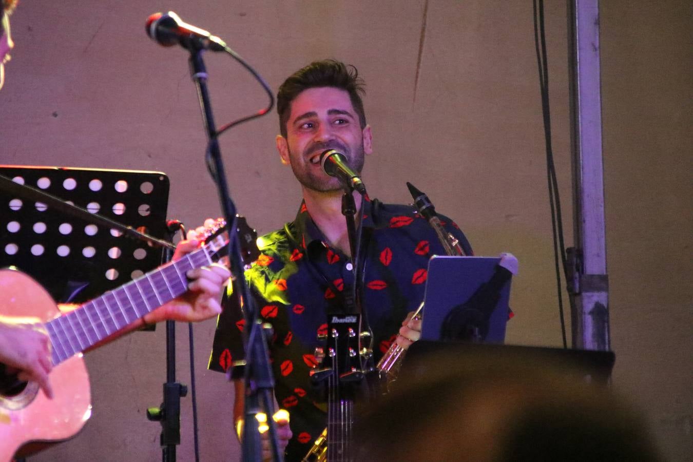 El popular barrio de 'Santa Catalina' vivió, ayer, la primera jornada de su tradicional velá con un gran ambiente festivo en el que pequeños y mayores disfrutaron de tradición, fiesta y música con los juegos infantiles y la actuación de 'Licor 43'.