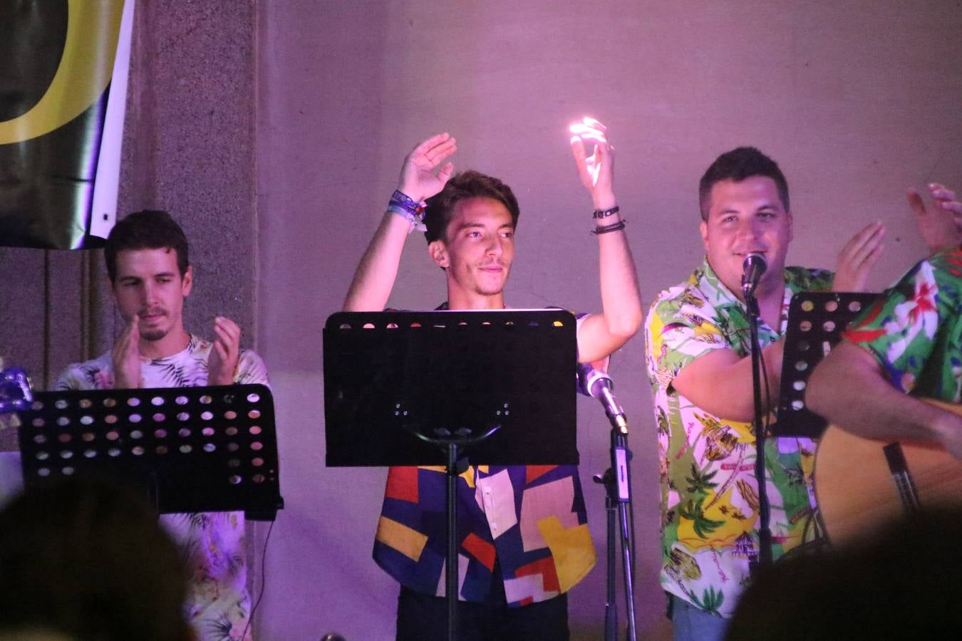 El popular barrio de 'Santa Catalina' vivió, ayer, la primera jornada de su tradicional velá con un gran ambiente festivo en el que pequeños y mayores disfrutaron de tradición, fiesta y música con los juegos infantiles y la actuación de 'Licor 43'.