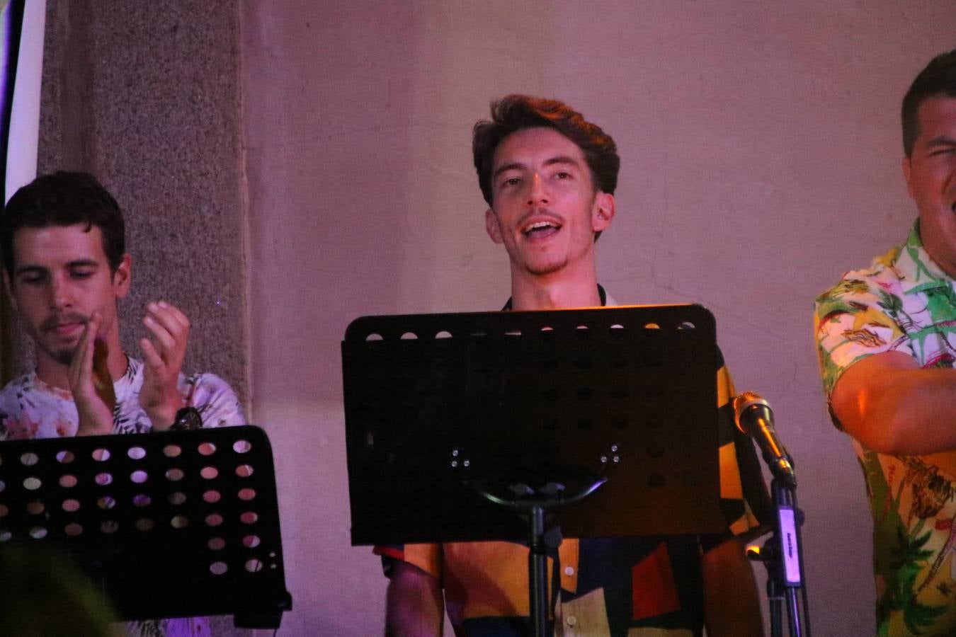 El popular barrio de 'Santa Catalina' vivió, ayer, la primera jornada de su tradicional velá con un gran ambiente festivo en el que pequeños y mayores disfrutaron de tradición, fiesta y música con los juegos infantiles y la actuación de 'Licor 43'.