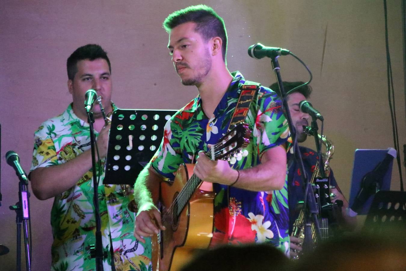 El popular barrio de 'Santa Catalina' vivió, ayer, la primera jornada de su tradicional velá con un gran ambiente festivo en el que pequeños y mayores disfrutaron de tradición, fiesta y música con los juegos infantiles y la actuación de 'Licor 43'.