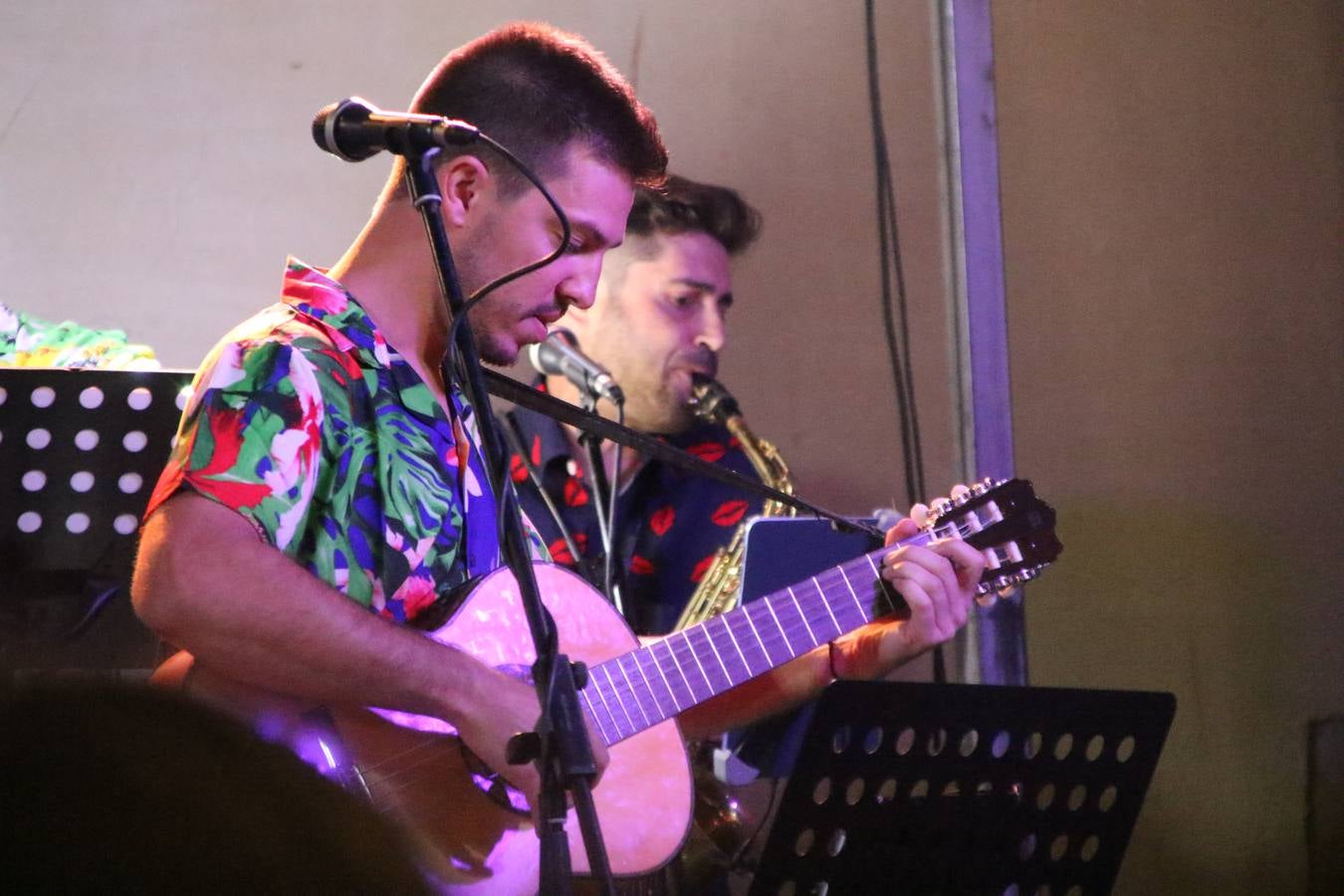 El popular barrio de 'Santa Catalina' vivió, ayer, la primera jornada de su tradicional velá con un gran ambiente festivo en el que pequeños y mayores disfrutaron de tradición, fiesta y música con los juegos infantiles y la actuación de 'Licor 43'.