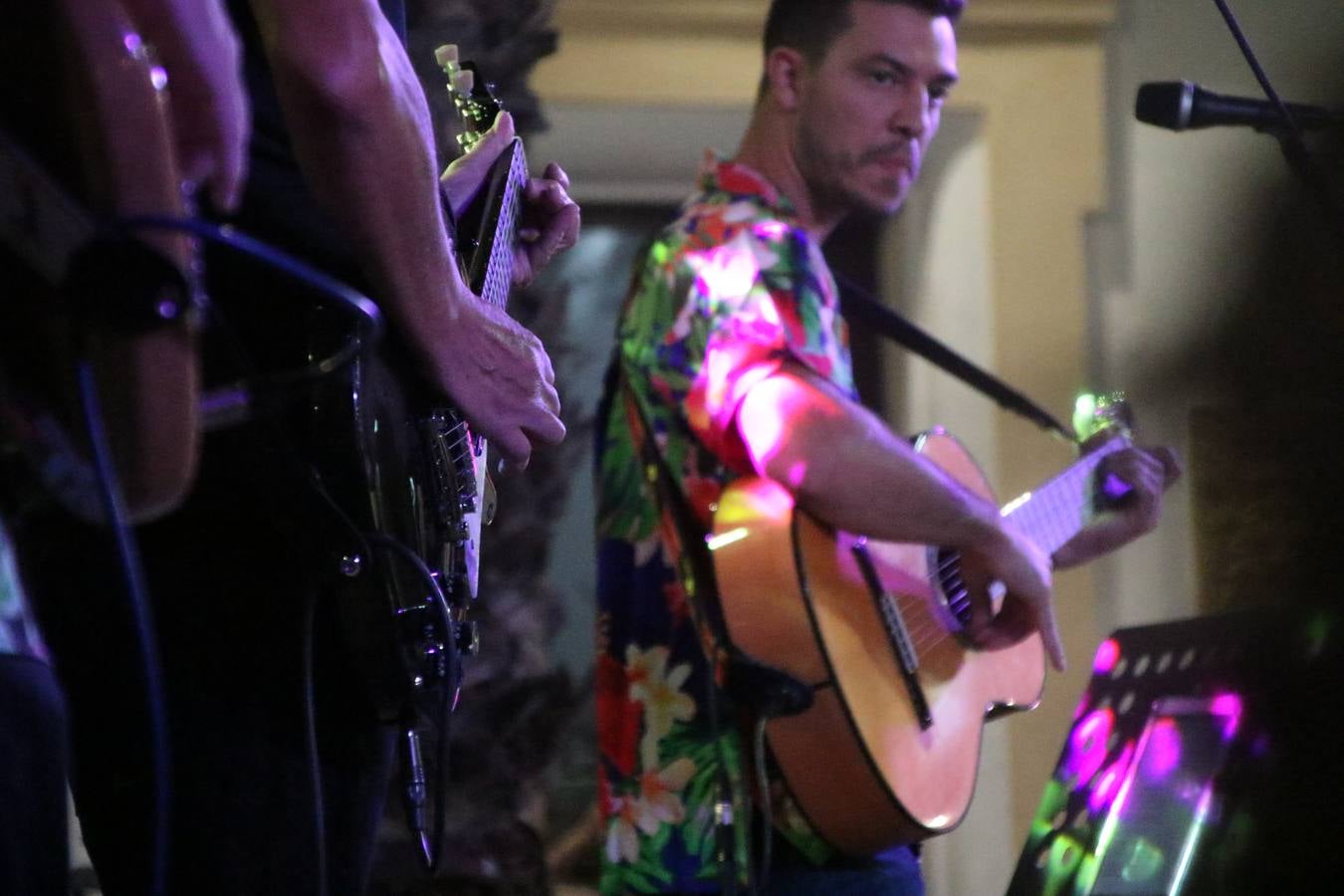 El popular barrio de 'Santa Catalina' vivió, ayer, la primera jornada de su tradicional velá con un gran ambiente festivo en el que pequeños y mayores disfrutaron de tradición, fiesta y música con los juegos infantiles y la actuación de 'Licor 43'.