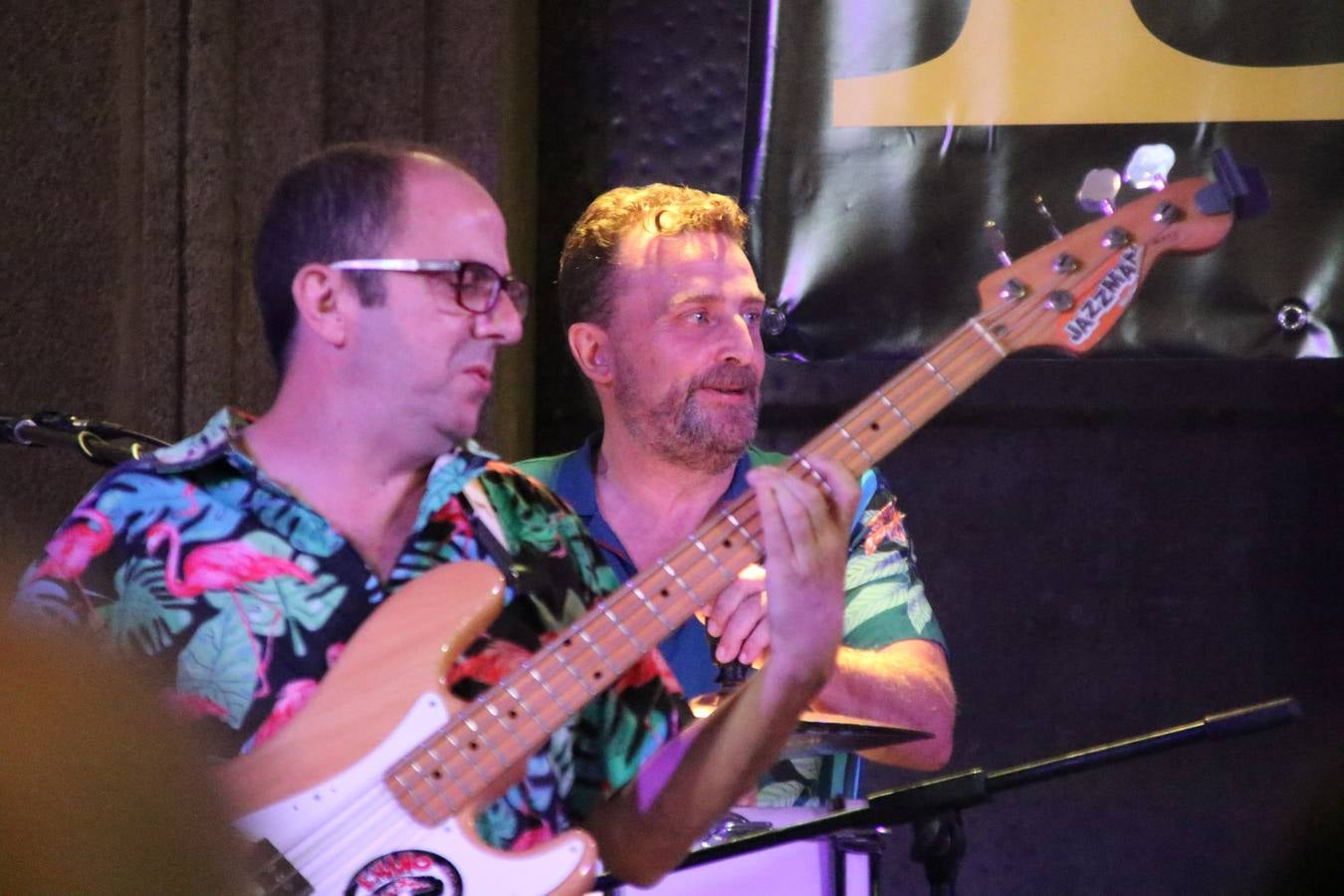 El popular barrio de 'Santa Catalina' vivió, ayer, la primera jornada de su tradicional velá con un gran ambiente festivo en el que pequeños y mayores disfrutaron de tradición, fiesta y música con los juegos infantiles y la actuación de 'Licor 43'.