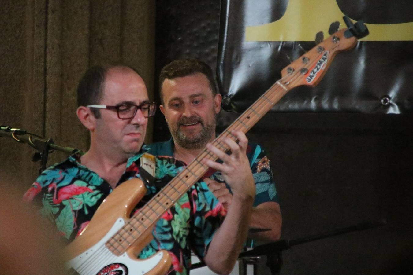 El popular barrio de 'Santa Catalina' vivió, ayer, la primera jornada de su tradicional velá con un gran ambiente festivo en el que pequeños y mayores disfrutaron de tradición, fiesta y música con los juegos infantiles y la actuación de 'Licor 43'.