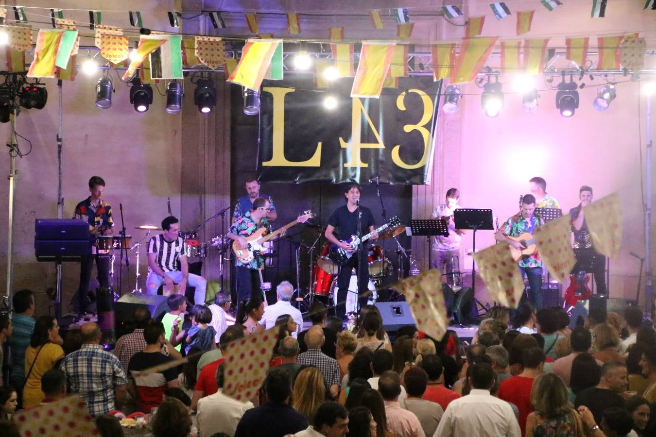 El popular barrio de 'Santa Catalina' vivió, ayer, la primera jornada de su tradicional velá con un gran ambiente festivo en el que pequeños y mayores disfrutaron de tradición, fiesta y música con los juegos infantiles y la actuación de 'Licor 43'.