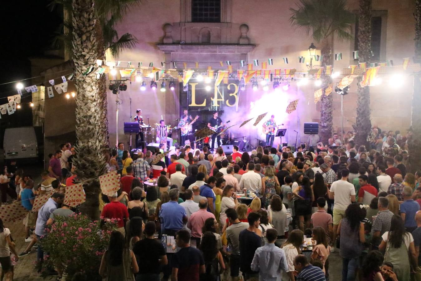 El popular barrio de 'Santa Catalina' vivió, ayer, la primera jornada de su tradicional velá con un gran ambiente festivo en el que pequeños y mayores disfrutaron de tradición, fiesta y música con los juegos infantiles y la actuación de 'Licor 43'.