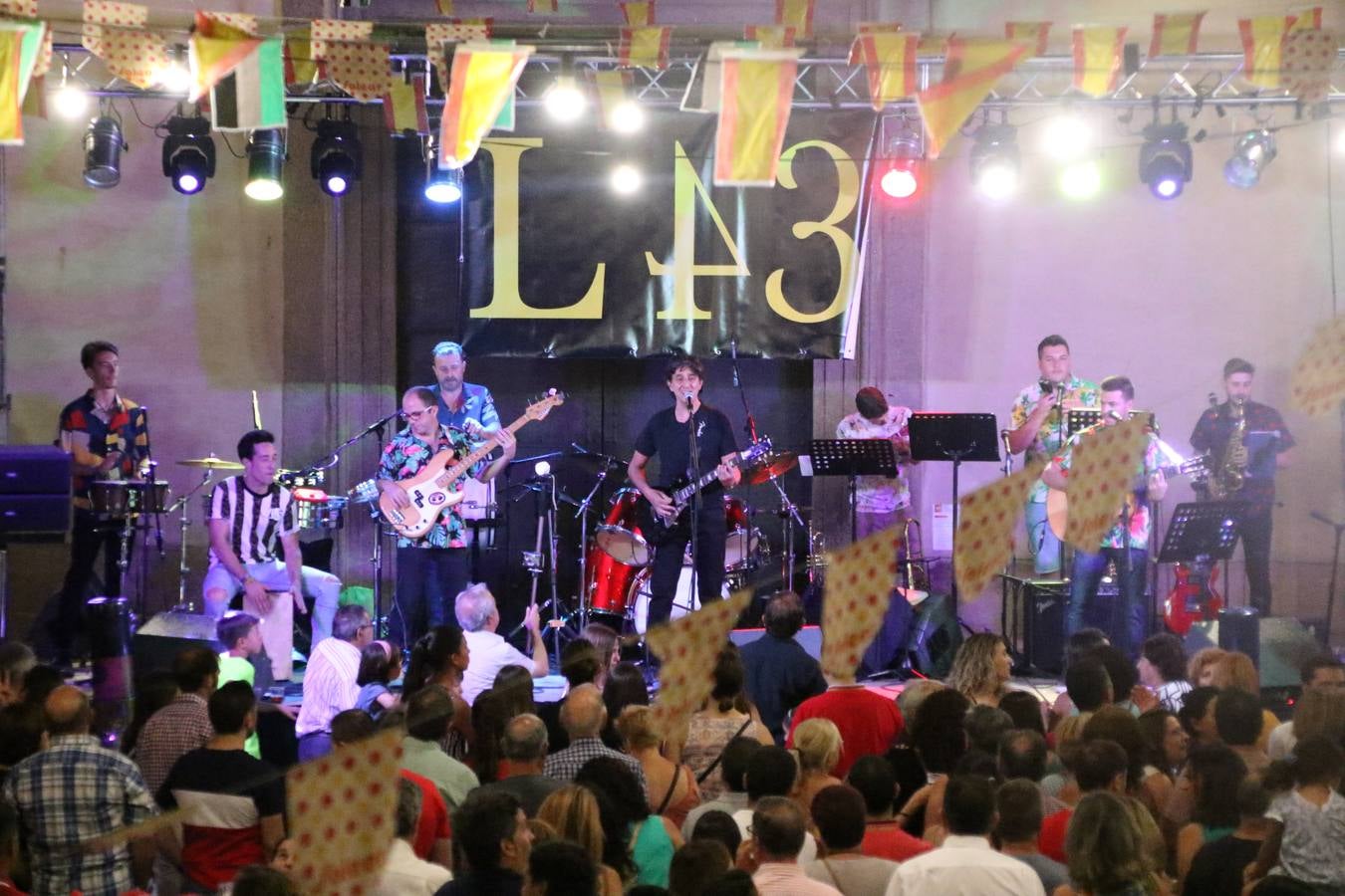 El popular barrio de 'Santa Catalina' vivió, ayer, la primera jornada de su tradicional velá con un gran ambiente festivo en el que pequeños y mayores disfrutaron de tradición, fiesta y música con los juegos infantiles y la actuación de 'Licor 43'.