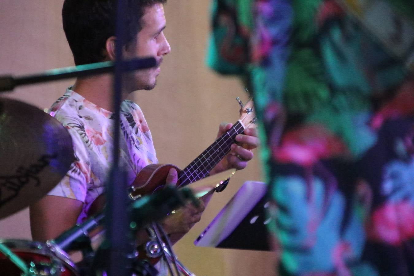 El popular barrio de 'Santa Catalina' vivió, ayer, la primera jornada de su tradicional velá con un gran ambiente festivo en el que pequeños y mayores disfrutaron de tradición, fiesta y música con los juegos infantiles y la actuación de 'Licor 43'.