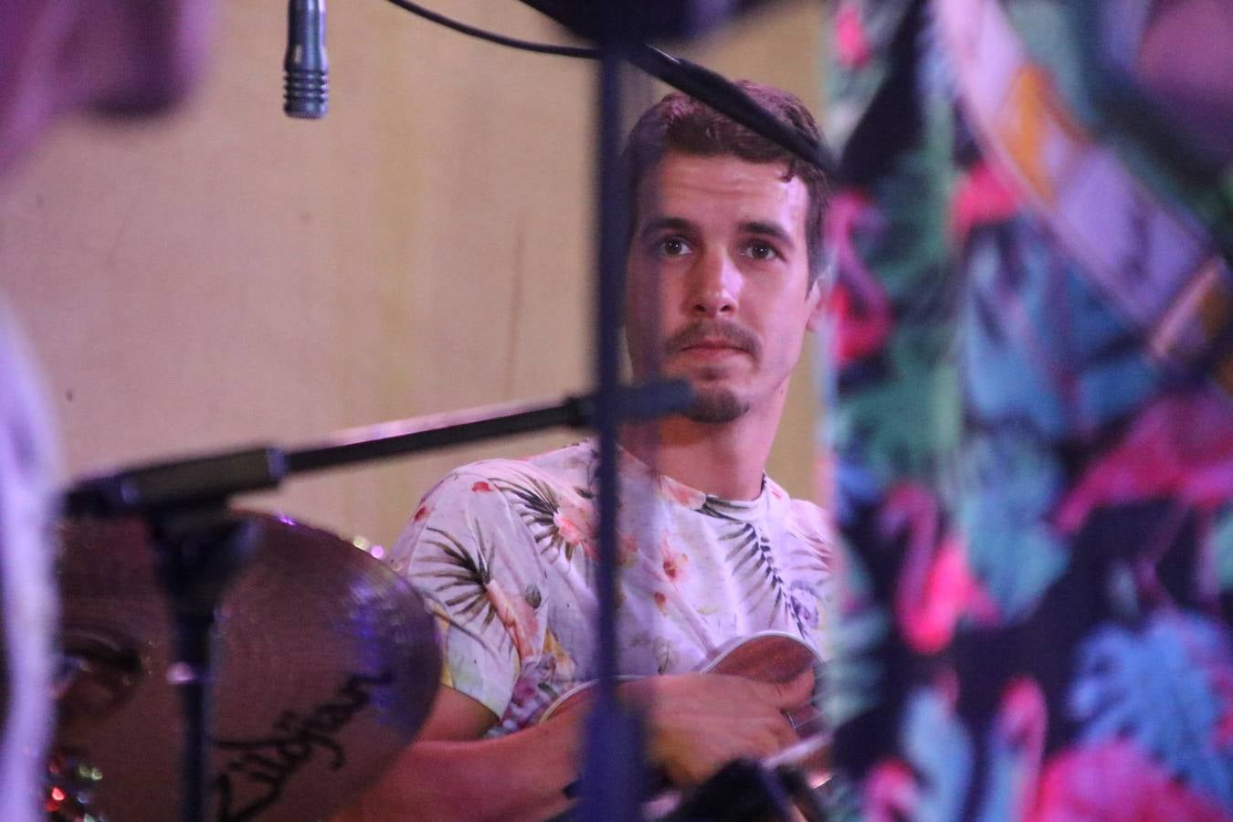 El popular barrio de 'Santa Catalina' vivió, ayer, la primera jornada de su tradicional velá con un gran ambiente festivo en el que pequeños y mayores disfrutaron de tradición, fiesta y música con los juegos infantiles y la actuación de 'Licor 43'.