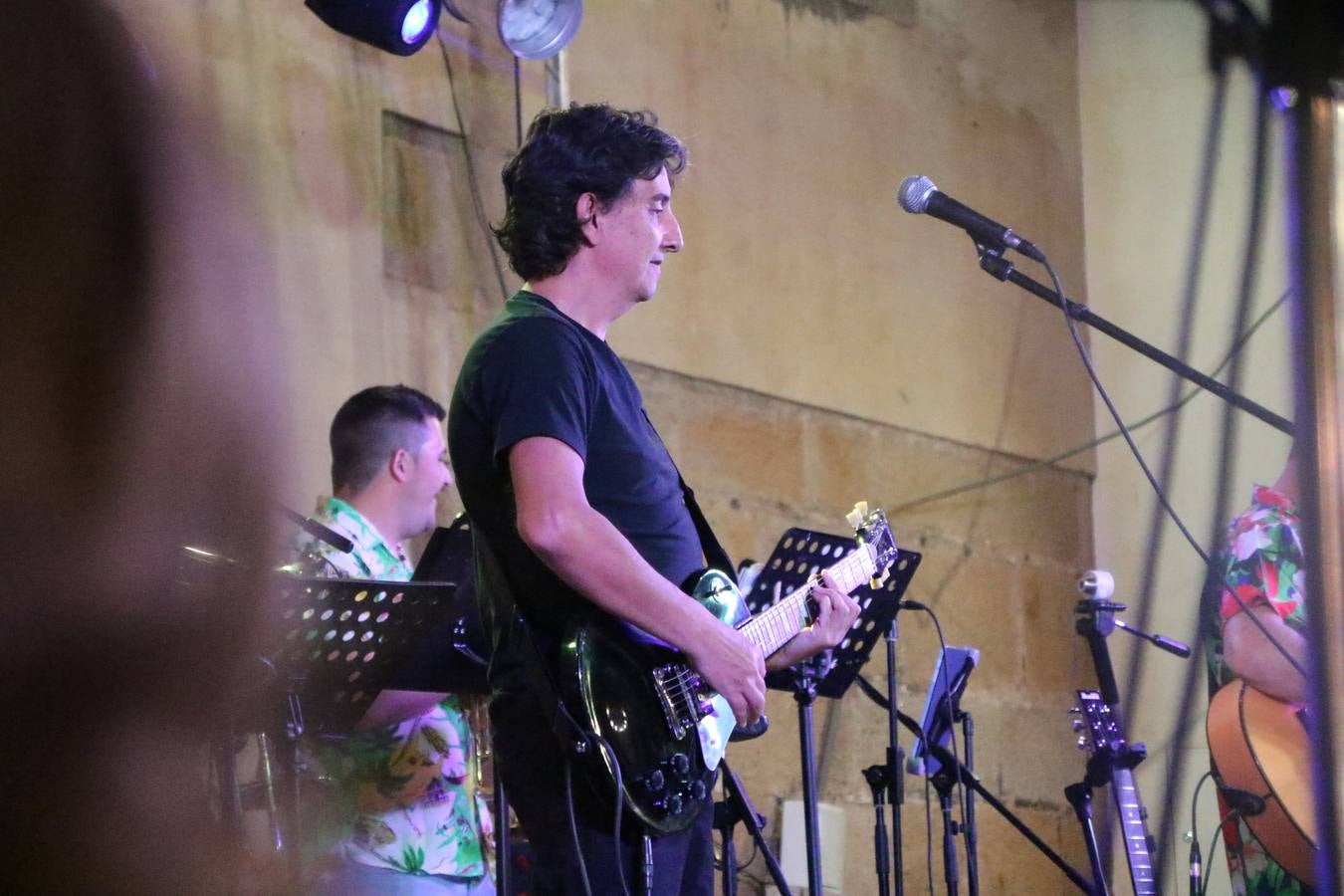 El popular barrio de 'Santa Catalina' vivió, ayer, la primera jornada de su tradicional velá con un gran ambiente festivo en el que pequeños y mayores disfrutaron de tradición, fiesta y música con los juegos infantiles y la actuación de 'Licor 43'.