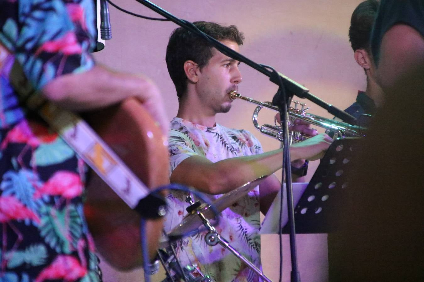 El popular barrio de 'Santa Catalina' vivió, ayer, la primera jornada de su tradicional velá con un gran ambiente festivo en el que pequeños y mayores disfrutaron de tradición, fiesta y música con los juegos infantiles y la actuación de 'Licor 43'.