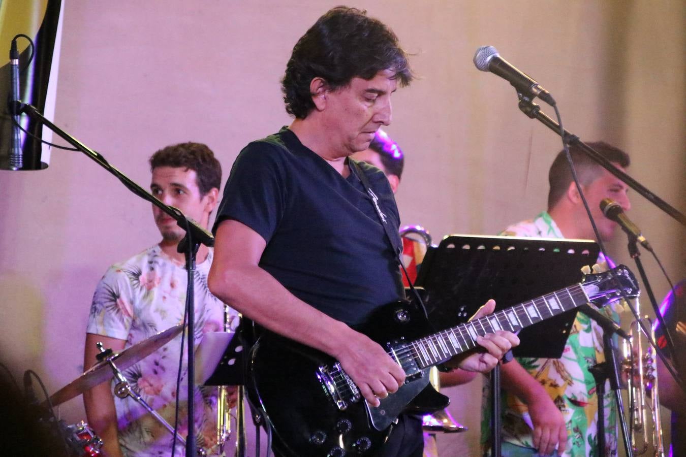 El popular barrio de 'Santa Catalina' vivió, ayer, la primera jornada de su tradicional velá con un gran ambiente festivo en el que pequeños y mayores disfrutaron de tradición, fiesta y música con los juegos infantiles y la actuación de 'Licor 43'.