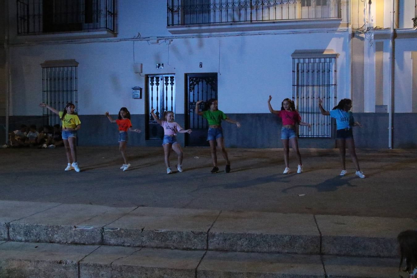 El barrio de Los Mártires ha vuelto a llenarse de fiesta, juegos y sabores típicos este fin de semana con la celebración de su tradicional 'Velá' que este año se ha vivido durante la noche del sábado y la mañana y primeras horas de la tarde del domingo.Los más pequeños del barrio callonco y de otros barrios de Jerez fueron protagonistas anoche con actividades como una exhibición de playbacks. El momento más especial fue la actuación del grupo jerezano 'Camerata Bolero' que, con un pedacito de su corazón musical prendido del Llano de Los Mártires donde ya ha deleitado con su música a sus paisanos en distintas ocasiones, anoche volvía a cantar al amor y a la vida, compartiendo la dicha de sus 25 años de andadura con sus más fieles seguidores. Con dos fantásticas voces femeninas como parte del grupo, María Jesús Méndez y María del Carmen Gordillo, Camerata Bolero esquivó la línea del tiempo con canciones eternas que solo entienden de sentimiento. El público regaló a sus componentes su aplauso y a su afecto.La ermita de los Santos Mártires ha sido testigo hoy domingo, con la luz del día, de la algarabía y la fiesta. El repique de sus campanas anunciaba por la mañana la celebración de la misa en acción de gracias, recordando la larga tradición de esta 'Velá', con más de 200 años de historia, y el singular desfile de gigantes y cabezudos invitaba a los niños y niñas a participar y a disfrutar de los juegos populares: carrera de cintas en bicicletas, carrera de sacos, el maratón callonco, y a divertirse también con distintas atracciones de agua y un cañón de espuma. La venta de los ricos dulces martileros y el servicio de barra atendido por los vecinos del barrio han puesto sabor a la celebración.