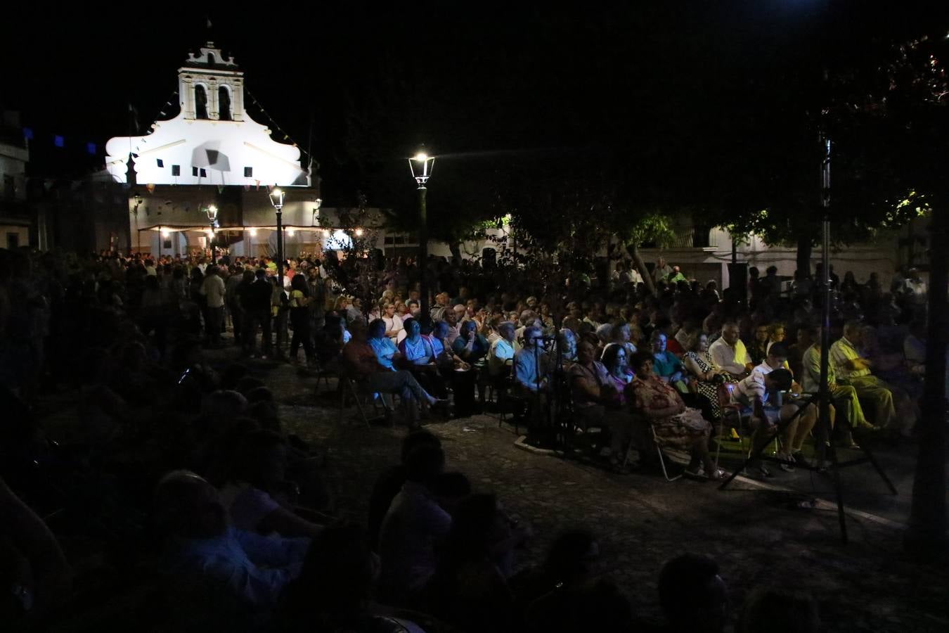 El barrio de Los Mártires ha vuelto a llenarse de fiesta, juegos y sabores típicos este fin de semana con la celebración de su tradicional 'Velá' que este año se ha vivido durante la noche del sábado y la mañana y primeras horas de la tarde del domingo.Los más pequeños del barrio callonco y de otros barrios de Jerez fueron protagonistas anoche con actividades como una exhibición de playbacks. El momento más especial fue la actuación del grupo jerezano 'Camerata Bolero' que, con un pedacito de su corazón musical prendido del Llano de Los Mártires donde ya ha deleitado con su música a sus paisanos en distintas ocasiones, anoche volvía a cantar al amor y a la vida, compartiendo la dicha de sus 25 años de andadura con sus más fieles seguidores. Con dos fantásticas voces femeninas como parte del grupo, María Jesús Méndez y María del Carmen Gordillo, Camerata Bolero esquivó la línea del tiempo con canciones eternas que solo entienden de sentimiento. El público regaló a sus componentes su aplauso y a su afecto.La ermita de los Santos Mártires ha sido testigo hoy domingo, con la luz del día, de la algarabía y la fiesta. El repique de sus campanas anunciaba por la mañana la celebración de la misa en acción de gracias, recordando la larga tradición de esta 'Velá', con más de 200 años de historia, y el singular desfile de gigantes y cabezudos invitaba a los niños y niñas a participar y a disfrutar de los juegos populares: carrera de cintas en bicicletas, carrera de sacos, el maratón callonco, y a divertirse también con distintas atracciones de agua y un cañón de espuma. La venta de los ricos dulces martileros y el servicio de barra atendido por los vecinos del barrio han puesto sabor a la celebración.