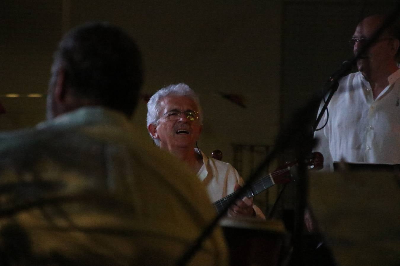 El barrio de Los Mártires ha vuelto a llenarse de fiesta, juegos y sabores típicos este fin de semana con la celebración de su tradicional 'Velá' que este año se ha vivido durante la noche del sábado y la mañana y primeras horas de la tarde del domingo.Los más pequeños del barrio callonco y de otros barrios de Jerez fueron protagonistas anoche con actividades como una exhibición de playbacks. El momento más especial fue la actuación del grupo jerezano 'Camerata Bolero' que, con un pedacito de su corazón musical prendido del Llano de Los Mártires donde ya ha deleitado con su música a sus paisanos en distintas ocasiones, anoche volvía a cantar al amor y a la vida, compartiendo la dicha de sus 25 años de andadura con sus más fieles seguidores. Con dos fantásticas voces femeninas como parte del grupo, María Jesús Méndez y María del Carmen Gordillo, Camerata Bolero esquivó la línea del tiempo con canciones eternas que solo entienden de sentimiento. El público regaló a sus componentes su aplauso y a su afecto.La ermita de los Santos Mártires ha sido testigo hoy domingo, con la luz del día, de la algarabía y la fiesta. El repique de sus campanas anunciaba por la mañana la celebración de la misa en acción de gracias, recordando la larga tradición de esta 'Velá', con más de 200 años de historia, y el singular desfile de gigantes y cabezudos invitaba a los niños y niñas a participar y a disfrutar de los juegos populares: carrera de cintas en bicicletas, carrera de sacos, el maratón callonco, y a divertirse también con distintas atracciones de agua y un cañón de espuma. La venta de los ricos dulces martileros y el servicio de barra atendido por los vecinos del barrio han puesto sabor a la celebración.