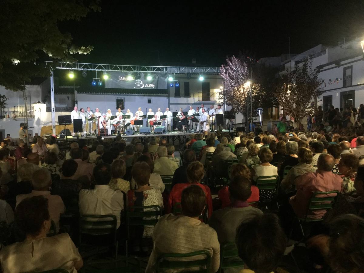 El barrio de Los Mártires ha vuelto a llenarse de fiesta, juegos y sabores típicos este fin de semana con la celebración de su tradicional 'Velá' que este año se ha vivido durante la noche del sábado y la mañana y primeras horas de la tarde del domingo.Los más pequeños del barrio callonco y de otros barrios de Jerez fueron protagonistas anoche con actividades como una exhibición de playbacks. El momento más especial fue la actuación del grupo jerezano 'Camerata Bolero' que, con un pedacito de su corazón musical prendido del Llano de Los Mártires donde ya ha deleitado con su música a sus paisanos en distintas ocasiones, anoche volvía a cantar al amor y a la vida, compartiendo la dicha de sus 25 años de andadura con sus más fieles seguidores. Con dos fantásticas voces femeninas como parte del grupo, María Jesús Méndez y María del Carmen Gordillo, Camerata Bolero esquivó la línea del tiempo con canciones eternas que solo entienden de sentimiento. El público regaló a sus componentes su aplauso y a su afecto.La ermita de los Santos Mártires ha sido testigo hoy domingo, con la luz del día, de la algarabía y la fiesta. El repique de sus campanas anunciaba por la mañana la celebración de la misa en acción de gracias, recordando la larga tradición de esta 'Velá', con más de 200 años de historia, y el singular desfile de gigantes y cabezudos invitaba a los niños y niñas a participar y a disfrutar de los juegos populares: carrera de cintas en bicicletas, carrera de sacos, el maratón callonco, y a divertirse también con distintas atracciones de agua y un cañón de espuma. La venta de los ricos dulces martileros y el servicio de barra atendido por los vecinos del barrio han puesto sabor a la celebración.