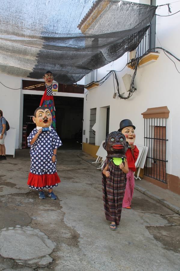 El barrio de Los Mártires ha vuelto a llenarse de fiesta, juegos y sabores típicos este fin de semana con la celebración de su tradicional 'Velá' que este año se ha vivido durante la noche del sábado y la mañana y primeras horas de la tarde del domingo.Los más pequeños del barrio callonco y de otros barrios de Jerez fueron protagonistas anoche con actividades como una exhibición de playbacks. El momento más especial fue la actuación del grupo jerezano 'Camerata Bolero' que, con un pedacito de su corazón musical prendido del Llano de Los Mártires donde ya ha deleitado con su música a sus paisanos en distintas ocasiones, anoche volvía a cantar al amor y a la vida, compartiendo la dicha de sus 25 años de andadura con sus más fieles seguidores. Con dos fantásticas voces femeninas como parte del grupo, María Jesús Méndez y María del Carmen Gordillo, Camerata Bolero esquivó la línea del tiempo con canciones eternas que solo entienden de sentimiento. El público regaló a sus componentes su aplauso y a su afecto.La ermita de los Santos Mártires ha sido testigo hoy domingo, con la luz del día, de la algarabía y la fiesta. El repique de sus campanas anunciaba por la mañana la celebración de la misa en acción de gracias, recordando la larga tradición de esta 'Velá', con más de 200 años de historia, y el singular desfile de gigantes y cabezudos invitaba a los niños y niñas a participar y a disfrutar de los juegos populares: carrera de cintas en bicicletas, carrera de sacos, el maratón callonco, y a divertirse también con distintas atracciones de agua y un cañón de espuma. La venta de los ricos dulces martileros y el servicio de barra atendido por los vecinos del barrio han puesto sabor a la celebración.