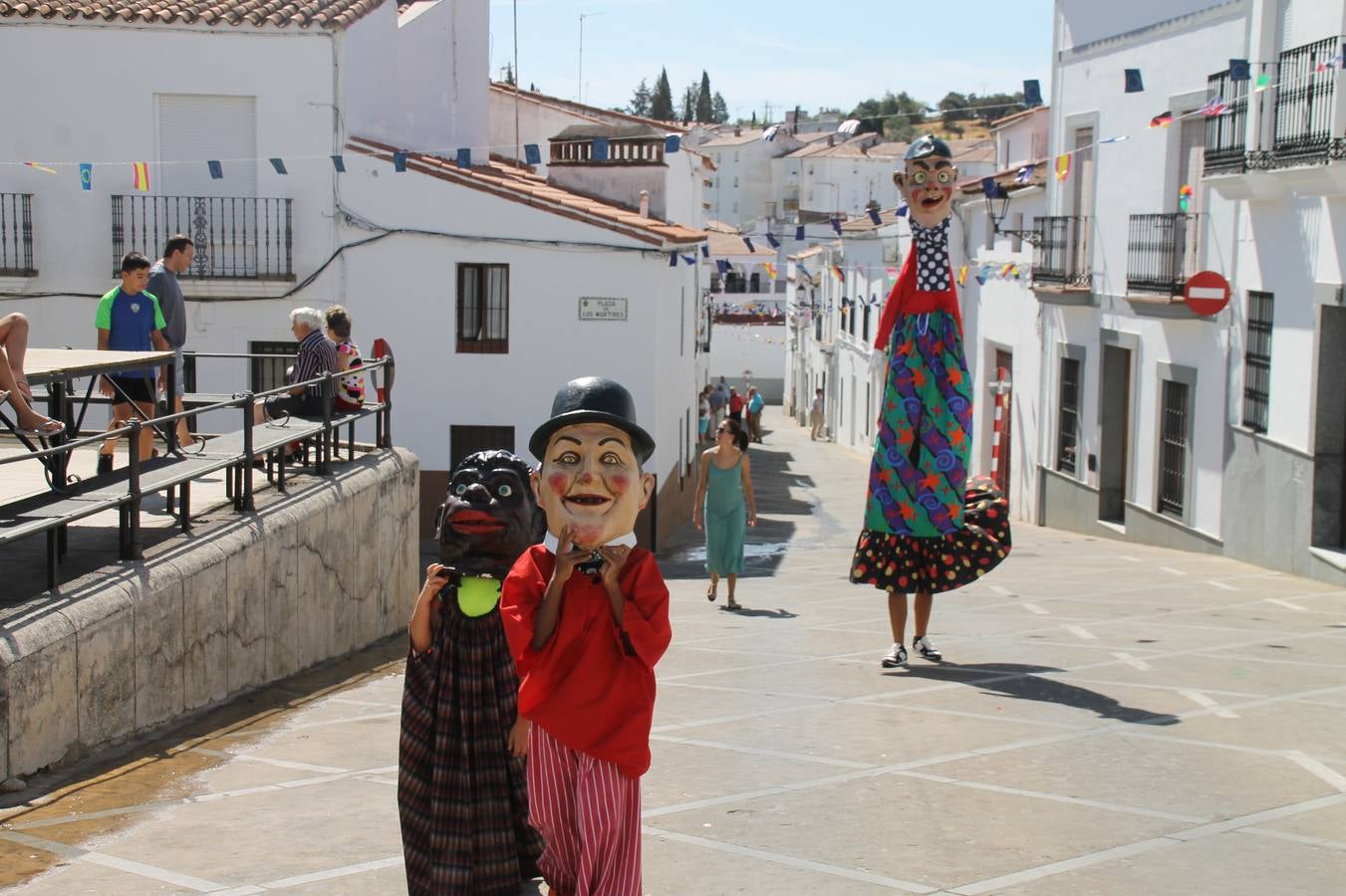 El barrio de Los Mártires ha vuelto a llenarse de fiesta, juegos y sabores típicos este fin de semana con la celebración de su tradicional 'Velá' que este año se ha vivido durante la noche del sábado y la mañana y primeras horas de la tarde del domingo.Los más pequeños del barrio callonco y de otros barrios de Jerez fueron protagonistas anoche con actividades como una exhibición de playbacks. El momento más especial fue la actuación del grupo jerezano 'Camerata Bolero' que, con un pedacito de su corazón musical prendido del Llano de Los Mártires donde ya ha deleitado con su música a sus paisanos en distintas ocasiones, anoche volvía a cantar al amor y a la vida, compartiendo la dicha de sus 25 años de andadura con sus más fieles seguidores. Con dos fantásticas voces femeninas como parte del grupo, María Jesús Méndez y María del Carmen Gordillo, Camerata Bolero esquivó la línea del tiempo con canciones eternas que solo entienden de sentimiento. El público regaló a sus componentes su aplauso y a su afecto.La ermita de los Santos Mártires ha sido testigo hoy domingo, con la luz del día, de la algarabía y la fiesta. El repique de sus campanas anunciaba por la mañana la celebración de la misa en acción de gracias, recordando la larga tradición de esta 'Velá', con más de 200 años de historia, y el singular desfile de gigantes y cabezudos invitaba a los niños y niñas a participar y a disfrutar de los juegos populares: carrera de cintas en bicicletas, carrera de sacos, el maratón callonco, y a divertirse también con distintas atracciones de agua y un cañón de espuma. La venta de los ricos dulces martileros y el servicio de barra atendido por los vecinos del barrio han puesto sabor a la celebración.