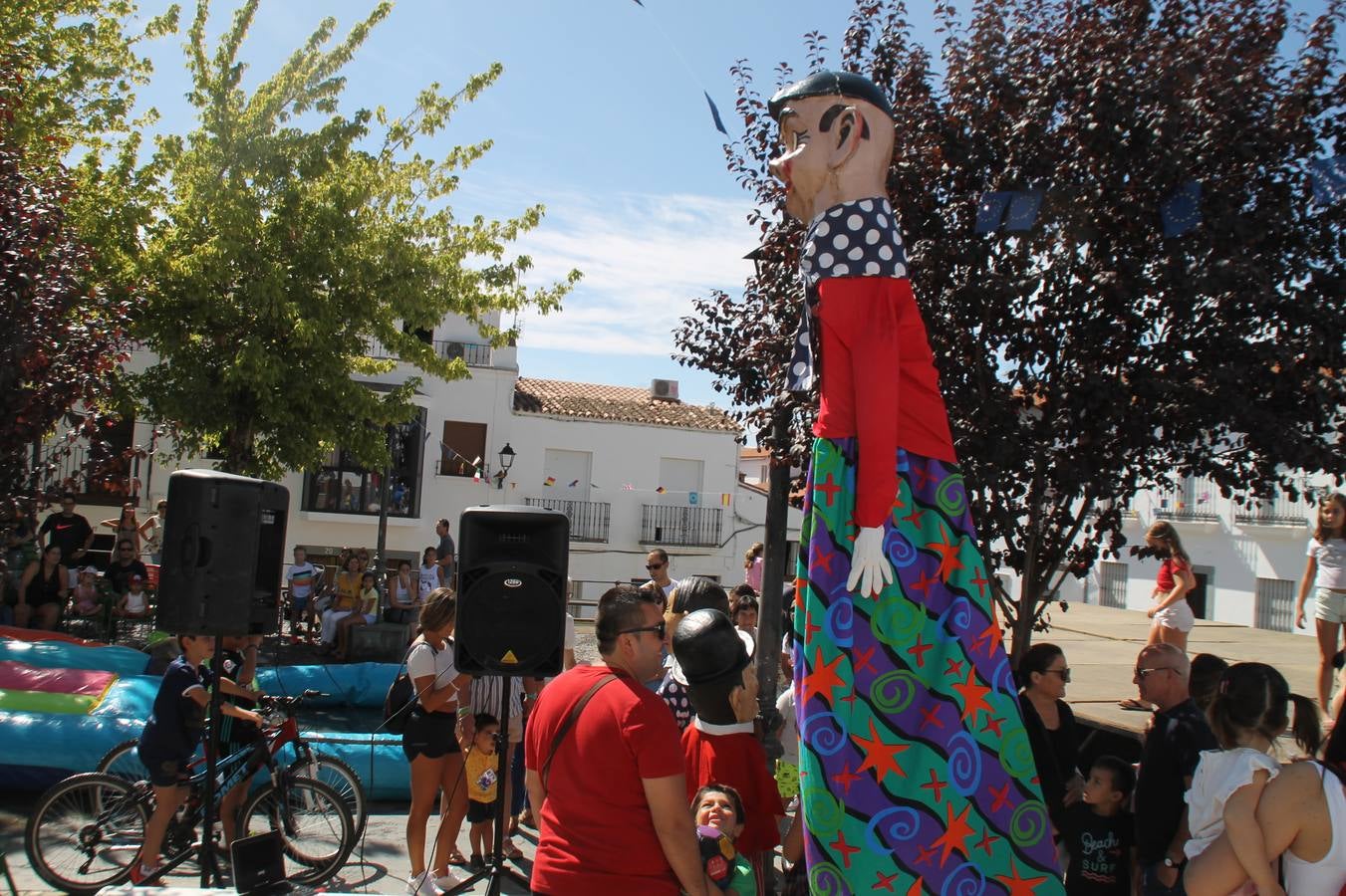 El barrio de Los Mártires ha vuelto a llenarse de fiesta, juegos y sabores típicos este fin de semana con la celebración de su tradicional 'Velá' que este año se ha vivido durante la noche del sábado y la mañana y primeras horas de la tarde del domingo.Los más pequeños del barrio callonco y de otros barrios de Jerez fueron protagonistas anoche con actividades como una exhibición de playbacks. El momento más especial fue la actuación del grupo jerezano 'Camerata Bolero' que, con un pedacito de su corazón musical prendido del Llano de Los Mártires donde ya ha deleitado con su música a sus paisanos en distintas ocasiones, anoche volvía a cantar al amor y a la vida, compartiendo la dicha de sus 25 años de andadura con sus más fieles seguidores. Con dos fantásticas voces femeninas como parte del grupo, María Jesús Méndez y María del Carmen Gordillo, Camerata Bolero esquivó la línea del tiempo con canciones eternas que solo entienden de sentimiento. El público regaló a sus componentes su aplauso y a su afecto.La ermita de los Santos Mártires ha sido testigo hoy domingo, con la luz del día, de la algarabía y la fiesta. El repique de sus campanas anunciaba por la mañana la celebración de la misa en acción de gracias, recordando la larga tradición de esta 'Velá', con más de 200 años de historia, y el singular desfile de gigantes y cabezudos invitaba a los niños y niñas a participar y a disfrutar de los juegos populares: carrera de cintas en bicicletas, carrera de sacos, el maratón callonco, y a divertirse también con distintas atracciones de agua y un cañón de espuma. La venta de los ricos dulces martileros y el servicio de barra atendido por los vecinos del barrio han puesto sabor a la celebración.