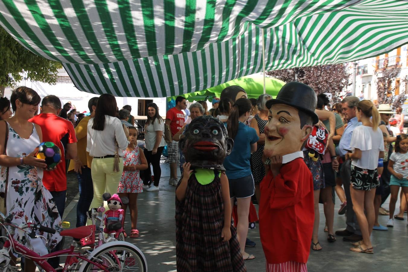 El barrio de Los Mártires ha vuelto a llenarse de fiesta, juegos y sabores típicos este fin de semana con la celebración de su tradicional 'Velá' que este año se ha vivido durante la noche del sábado y la mañana y primeras horas de la tarde del domingo.Los más pequeños del barrio callonco y de otros barrios de Jerez fueron protagonistas anoche con actividades como una exhibición de playbacks. El momento más especial fue la actuación del grupo jerezano 'Camerata Bolero' que, con un pedacito de su corazón musical prendido del Llano de Los Mártires donde ya ha deleitado con su música a sus paisanos en distintas ocasiones, anoche volvía a cantar al amor y a la vida, compartiendo la dicha de sus 25 años de andadura con sus más fieles seguidores. Con dos fantásticas voces femeninas como parte del grupo, María Jesús Méndez y María del Carmen Gordillo, Camerata Bolero esquivó la línea del tiempo con canciones eternas que solo entienden de sentimiento. El público regaló a sus componentes su aplauso y a su afecto.La ermita de los Santos Mártires ha sido testigo hoy domingo, con la luz del día, de la algarabía y la fiesta. El repique de sus campanas anunciaba por la mañana la celebración de la misa en acción de gracias, recordando la larga tradición de esta 'Velá', con más de 200 años de historia, y el singular desfile de gigantes y cabezudos invitaba a los niños y niñas a participar y a disfrutar de los juegos populares: carrera de cintas en bicicletas, carrera de sacos, el maratón callonco, y a divertirse también con distintas atracciones de agua y un cañón de espuma. La venta de los ricos dulces martileros y el servicio de barra atendido por los vecinos del barrio han puesto sabor a la celebración.