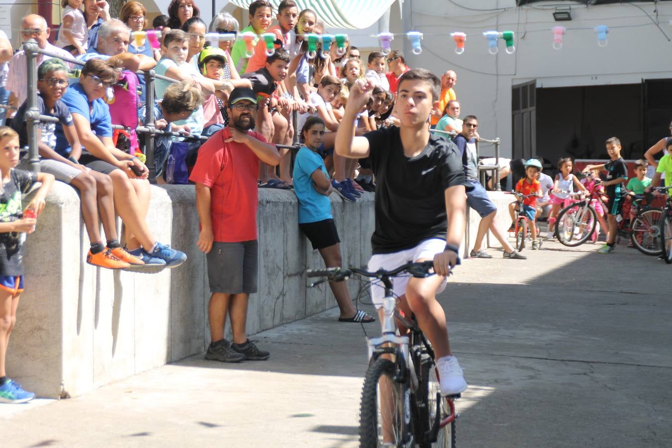 El barrio de Los Mártires ha vuelto a llenarse de fiesta, juegos y sabores típicos este fin de semana con la celebración de su tradicional 'Velá' que este año se ha vivido durante la noche del sábado y la mañana y primeras horas de la tarde del domingo.Los más pequeños del barrio callonco y de otros barrios de Jerez fueron protagonistas anoche con actividades como una exhibición de playbacks. El momento más especial fue la actuación del grupo jerezano 'Camerata Bolero' que, con un pedacito de su corazón musical prendido del Llano de Los Mártires donde ya ha deleitado con su música a sus paisanos en distintas ocasiones, anoche volvía a cantar al amor y a la vida, compartiendo la dicha de sus 25 años de andadura con sus más fieles seguidores. Con dos fantásticas voces femeninas como parte del grupo, María Jesús Méndez y María del Carmen Gordillo, Camerata Bolero esquivó la línea del tiempo con canciones eternas que solo entienden de sentimiento. El público regaló a sus componentes su aplauso y a su afecto.La ermita de los Santos Mártires ha sido testigo hoy domingo, con la luz del día, de la algarabía y la fiesta. El repique de sus campanas anunciaba por la mañana la celebración de la misa en acción de gracias, recordando la larga tradición de esta 'Velá', con más de 200 años de historia, y el singular desfile de gigantes y cabezudos invitaba a los niños y niñas a participar y a disfrutar de los juegos populares: carrera de cintas en bicicletas, carrera de sacos, el maratón callonco, y a divertirse también con distintas atracciones de agua y un cañón de espuma. La venta de los ricos dulces martileros y el servicio de barra atendido por los vecinos del barrio han puesto sabor a la celebración.