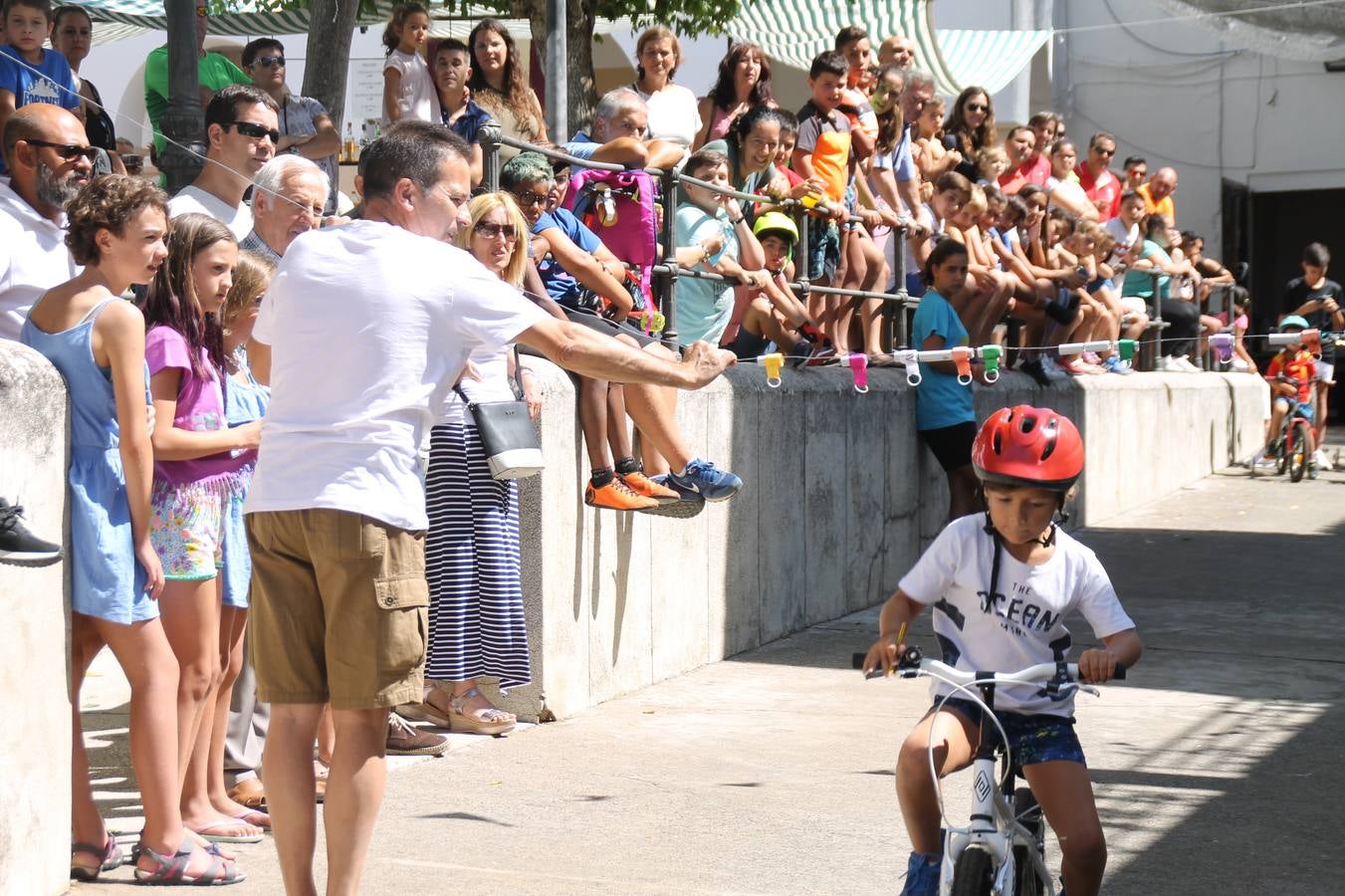 El barrio de Los Mártires ha vuelto a llenarse de fiesta, juegos y sabores típicos este fin de semana con la celebración de su tradicional 'Velá' que este año se ha vivido durante la noche del sábado y la mañana y primeras horas de la tarde del domingo.Los más pequeños del barrio callonco y de otros barrios de Jerez fueron protagonistas anoche con actividades como una exhibición de playbacks. El momento más especial fue la actuación del grupo jerezano 'Camerata Bolero' que, con un pedacito de su corazón musical prendido del Llano de Los Mártires donde ya ha deleitado con su música a sus paisanos en distintas ocasiones, anoche volvía a cantar al amor y a la vida, compartiendo la dicha de sus 25 años de andadura con sus más fieles seguidores. Con dos fantásticas voces femeninas como parte del grupo, María Jesús Méndez y María del Carmen Gordillo, Camerata Bolero esquivó la línea del tiempo con canciones eternas que solo entienden de sentimiento. El público regaló a sus componentes su aplauso y a su afecto.La ermita de los Santos Mártires ha sido testigo hoy domingo, con la luz del día, de la algarabía y la fiesta. El repique de sus campanas anunciaba por la mañana la celebración de la misa en acción de gracias, recordando la larga tradición de esta 'Velá', con más de 200 años de historia, y el singular desfile de gigantes y cabezudos invitaba a los niños y niñas a participar y a disfrutar de los juegos populares: carrera de cintas en bicicletas, carrera de sacos, el maratón callonco, y a divertirse también con distintas atracciones de agua y un cañón de espuma. La venta de los ricos dulces martileros y el servicio de barra atendido por los vecinos del barrio han puesto sabor a la celebración.
