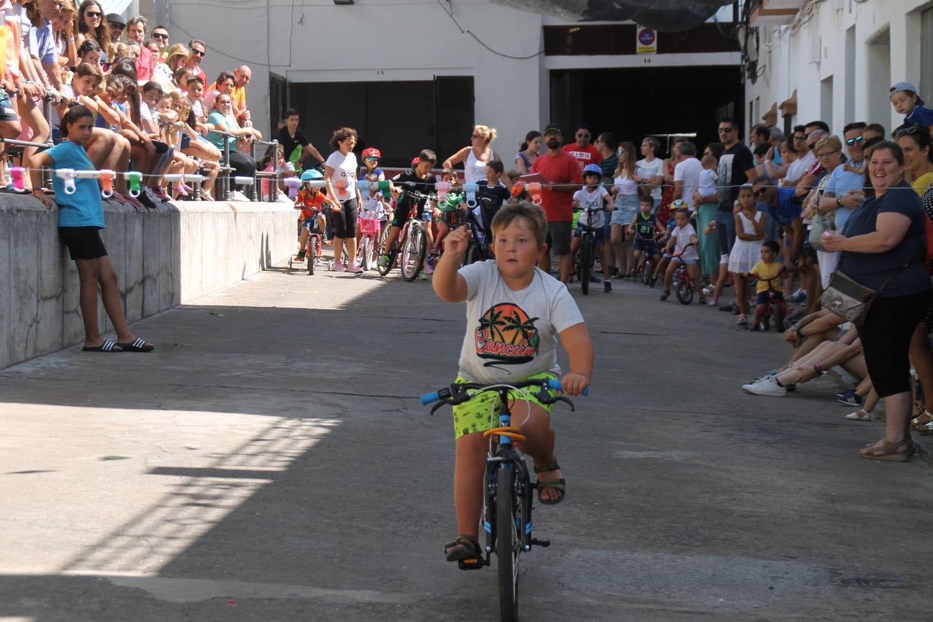El barrio de Los Mártires ha vuelto a llenarse de fiesta, juegos y sabores típicos este fin de semana con la celebración de su tradicional 'Velá' que este año se ha vivido durante la noche del sábado y la mañana y primeras horas de la tarde del domingo.Los más pequeños del barrio callonco y de otros barrios de Jerez fueron protagonistas anoche con actividades como una exhibición de playbacks. El momento más especial fue la actuación del grupo jerezano 'Camerata Bolero' que, con un pedacito de su corazón musical prendido del Llano de Los Mártires donde ya ha deleitado con su música a sus paisanos en distintas ocasiones, anoche volvía a cantar al amor y a la vida, compartiendo la dicha de sus 25 años de andadura con sus más fieles seguidores. Con dos fantásticas voces femeninas como parte del grupo, María Jesús Méndez y María del Carmen Gordillo, Camerata Bolero esquivó la línea del tiempo con canciones eternas que solo entienden de sentimiento. El público regaló a sus componentes su aplauso y a su afecto.La ermita de los Santos Mártires ha sido testigo hoy domingo, con la luz del día, de la algarabía y la fiesta. El repique de sus campanas anunciaba por la mañana la celebración de la misa en acción de gracias, recordando la larga tradición de esta 'Velá', con más de 200 años de historia, y el singular desfile de gigantes y cabezudos invitaba a los niños y niñas a participar y a disfrutar de los juegos populares: carrera de cintas en bicicletas, carrera de sacos, el maratón callonco, y a divertirse también con distintas atracciones de agua y un cañón de espuma. La venta de los ricos dulces martileros y el servicio de barra atendido por los vecinos del barrio han puesto sabor a la celebración.