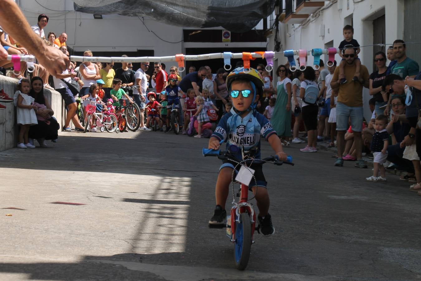 El barrio de Los Mártires ha vuelto a llenarse de fiesta, juegos y sabores típicos este fin de semana con la celebración de su tradicional 'Velá' que este año se ha vivido durante la noche del sábado y la mañana y primeras horas de la tarde del domingo.Los más pequeños del barrio callonco y de otros barrios de Jerez fueron protagonistas anoche con actividades como una exhibición de playbacks. El momento más especial fue la actuación del grupo jerezano 'Camerata Bolero' que, con un pedacito de su corazón musical prendido del Llano de Los Mártires donde ya ha deleitado con su música a sus paisanos en distintas ocasiones, anoche volvía a cantar al amor y a la vida, compartiendo la dicha de sus 25 años de andadura con sus más fieles seguidores. Con dos fantásticas voces femeninas como parte del grupo, María Jesús Méndez y María del Carmen Gordillo, Camerata Bolero esquivó la línea del tiempo con canciones eternas que solo entienden de sentimiento. El público regaló a sus componentes su aplauso y a su afecto.La ermita de los Santos Mártires ha sido testigo hoy domingo, con la luz del día, de la algarabía y la fiesta. El repique de sus campanas anunciaba por la mañana la celebración de la misa en acción de gracias, recordando la larga tradición de esta 'Velá', con más de 200 años de historia, y el singular desfile de gigantes y cabezudos invitaba a los niños y niñas a participar y a disfrutar de los juegos populares: carrera de cintas en bicicletas, carrera de sacos, el maratón callonco, y a divertirse también con distintas atracciones de agua y un cañón de espuma. La venta de los ricos dulces martileros y el servicio de barra atendido por los vecinos del barrio han puesto sabor a la celebración.