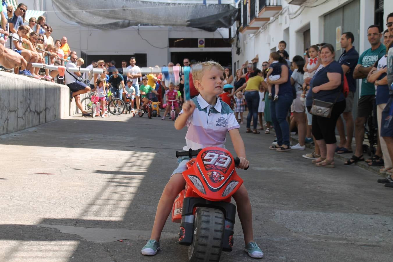 El barrio de Los Mártires ha vuelto a llenarse de fiesta, juegos y sabores típicos este fin de semana con la celebración de su tradicional 'Velá' que este año se ha vivido durante la noche del sábado y la mañana y primeras horas de la tarde del domingo.Los más pequeños del barrio callonco y de otros barrios de Jerez fueron protagonistas anoche con actividades como una exhibición de playbacks. El momento más especial fue la actuación del grupo jerezano 'Camerata Bolero' que, con un pedacito de su corazón musical prendido del Llano de Los Mártires donde ya ha deleitado con su música a sus paisanos en distintas ocasiones, anoche volvía a cantar al amor y a la vida, compartiendo la dicha de sus 25 años de andadura con sus más fieles seguidores. Con dos fantásticas voces femeninas como parte del grupo, María Jesús Méndez y María del Carmen Gordillo, Camerata Bolero esquivó la línea del tiempo con canciones eternas que solo entienden de sentimiento. El público regaló a sus componentes su aplauso y a su afecto.La ermita de los Santos Mártires ha sido testigo hoy domingo, con la luz del día, de la algarabía y la fiesta. El repique de sus campanas anunciaba por la mañana la celebración de la misa en acción de gracias, recordando la larga tradición de esta 'Velá', con más de 200 años de historia, y el singular desfile de gigantes y cabezudos invitaba a los niños y niñas a participar y a disfrutar de los juegos populares: carrera de cintas en bicicletas, carrera de sacos, el maratón callonco, y a divertirse también con distintas atracciones de agua y un cañón de espuma. La venta de los ricos dulces martileros y el servicio de barra atendido por los vecinos del barrio han puesto sabor a la celebración.
