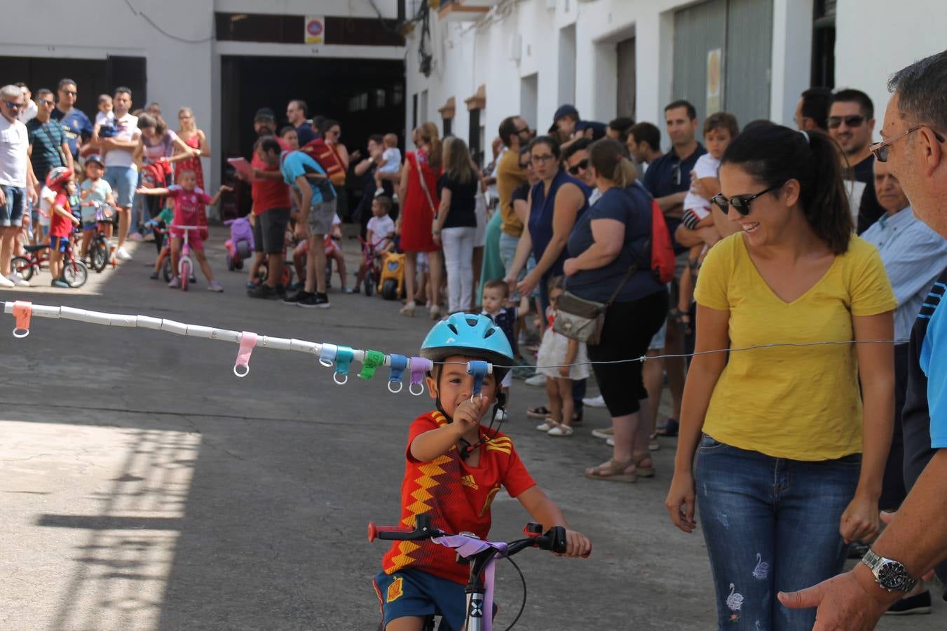 El barrio de Los Mártires ha vuelto a llenarse de fiesta, juegos y sabores típicos este fin de semana con la celebración de su tradicional 'Velá' que este año se ha vivido durante la noche del sábado y la mañana y primeras horas de la tarde del domingo.Los más pequeños del barrio callonco y de otros barrios de Jerez fueron protagonistas anoche con actividades como una exhibición de playbacks. El momento más especial fue la actuación del grupo jerezano 'Camerata Bolero' que, con un pedacito de su corazón musical prendido del Llano de Los Mártires donde ya ha deleitado con su música a sus paisanos en distintas ocasiones, anoche volvía a cantar al amor y a la vida, compartiendo la dicha de sus 25 años de andadura con sus más fieles seguidores. Con dos fantásticas voces femeninas como parte del grupo, María Jesús Méndez y María del Carmen Gordillo, Camerata Bolero esquivó la línea del tiempo con canciones eternas que solo entienden de sentimiento. El público regaló a sus componentes su aplauso y a su afecto.La ermita de los Santos Mártires ha sido testigo hoy domingo, con la luz del día, de la algarabía y la fiesta. El repique de sus campanas anunciaba por la mañana la celebración de la misa en acción de gracias, recordando la larga tradición de esta 'Velá', con más de 200 años de historia, y el singular desfile de gigantes y cabezudos invitaba a los niños y niñas a participar y a disfrutar de los juegos populares: carrera de cintas en bicicletas, carrera de sacos, el maratón callonco, y a divertirse también con distintas atracciones de agua y un cañón de espuma. La venta de los ricos dulces martileros y el servicio de barra atendido por los vecinos del barrio han puesto sabor a la celebración.