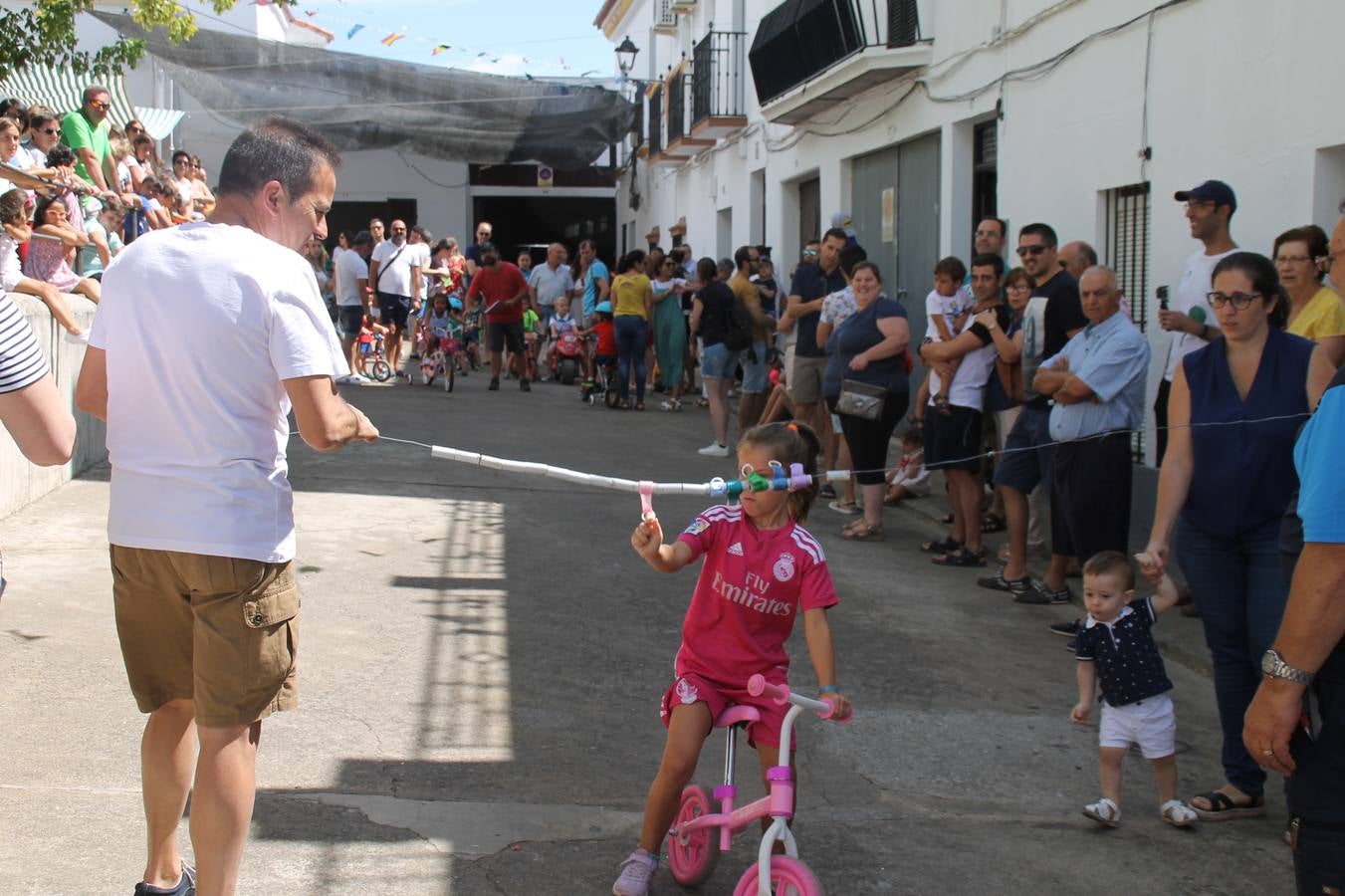 El barrio de Los Mártires ha vuelto a llenarse de fiesta, juegos y sabores típicos este fin de semana con la celebración de su tradicional 'Velá' que este año se ha vivido durante la noche del sábado y la mañana y primeras horas de la tarde del domingo.Los más pequeños del barrio callonco y de otros barrios de Jerez fueron protagonistas anoche con actividades como una exhibición de playbacks. El momento más especial fue la actuación del grupo jerezano 'Camerata Bolero' que, con un pedacito de su corazón musical prendido del Llano de Los Mártires donde ya ha deleitado con su música a sus paisanos en distintas ocasiones, anoche volvía a cantar al amor y a la vida, compartiendo la dicha de sus 25 años de andadura con sus más fieles seguidores. Con dos fantásticas voces femeninas como parte del grupo, María Jesús Méndez y María del Carmen Gordillo, Camerata Bolero esquivó la línea del tiempo con canciones eternas que solo entienden de sentimiento. El público regaló a sus componentes su aplauso y a su afecto.La ermita de los Santos Mártires ha sido testigo hoy domingo, con la luz del día, de la algarabía y la fiesta. El repique de sus campanas anunciaba por la mañana la celebración de la misa en acción de gracias, recordando la larga tradición de esta 'Velá', con más de 200 años de historia, y el singular desfile de gigantes y cabezudos invitaba a los niños y niñas a participar y a disfrutar de los juegos populares: carrera de cintas en bicicletas, carrera de sacos, el maratón callonco, y a divertirse también con distintas atracciones de agua y un cañón de espuma. La venta de los ricos dulces martileros y el servicio de barra atendido por los vecinos del barrio han puesto sabor a la celebración.