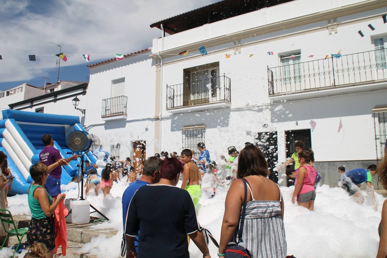 El barrio de Los Mártires ha vuelto a llenarse de fiesta, juegos y sabores típicos este fin de semana con la celebración de su tradicional 'Velá' que este año se ha vivido durante la noche del sábado y la mañana y primeras horas de la tarde del domingo.Los más pequeños del barrio callonco y de otros barrios de Jerez fueron protagonistas anoche con actividades como una exhibición de playbacks. El momento más especial fue la actuación del grupo jerezano 'Camerata Bolero' que, con un pedacito de su corazón musical prendido del Llano de Los Mártires donde ya ha deleitado con su música a sus paisanos en distintas ocasiones, anoche volvía a cantar al amor y a la vida, compartiendo la dicha de sus 25 años de andadura con sus más fieles seguidores. Con dos fantásticas voces femeninas como parte del grupo, María Jesús Méndez y María del Carmen Gordillo, Camerata Bolero esquivó la línea del tiempo con canciones eternas que solo entienden de sentimiento. El público regaló a sus componentes su aplauso y a su afecto.La ermita de los Santos Mártires ha sido testigo hoy domingo, con la luz del día, de la algarabía y la fiesta. El repique de sus campanas anunciaba por la mañana la celebración de la misa en acción de gracias, recordando la larga tradición de esta 'Velá', con más de 200 años de historia, y el singular desfile de gigantes y cabezudos invitaba a los niños y niñas a participar y a disfrutar de los juegos populares: carrera de cintas en bicicletas, carrera de sacos, el maratón callonco, y a divertirse también con distintas atracciones de agua y un cañón de espuma. La venta de los ricos dulces martileros y el servicio de barra atendido por los vecinos del barrio han puesto sabor a la celebración.