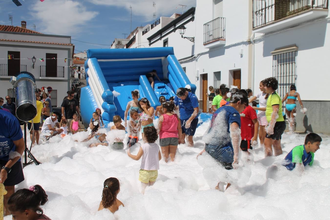 El barrio de Los Mártires ha vuelto a llenarse de fiesta, juegos y sabores típicos este fin de semana con la celebración de su tradicional 'Velá' que este año se ha vivido durante la noche del sábado y la mañana y primeras horas de la tarde del domingo.Los más pequeños del barrio callonco y de otros barrios de Jerez fueron protagonistas anoche con actividades como una exhibición de playbacks. El momento más especial fue la actuación del grupo jerezano 'Camerata Bolero' que, con un pedacito de su corazón musical prendido del Llano de Los Mártires donde ya ha deleitado con su música a sus paisanos en distintas ocasiones, anoche volvía a cantar al amor y a la vida, compartiendo la dicha de sus 25 años de andadura con sus más fieles seguidores. Con dos fantásticas voces femeninas como parte del grupo, María Jesús Méndez y María del Carmen Gordillo, Camerata Bolero esquivó la línea del tiempo con canciones eternas que solo entienden de sentimiento. El público regaló a sus componentes su aplauso y a su afecto.La ermita de los Santos Mártires ha sido testigo hoy domingo, con la luz del día, de la algarabía y la fiesta. El repique de sus campanas anunciaba por la mañana la celebración de la misa en acción de gracias, recordando la larga tradición de esta 'Velá', con más de 200 años de historia, y el singular desfile de gigantes y cabezudos invitaba a los niños y niñas a participar y a disfrutar de los juegos populares: carrera de cintas en bicicletas, carrera de sacos, el maratón callonco, y a divertirse también con distintas atracciones de agua y un cañón de espuma. La venta de los ricos dulces martileros y el servicio de barra atendido por los vecinos del barrio han puesto sabor a la celebración.